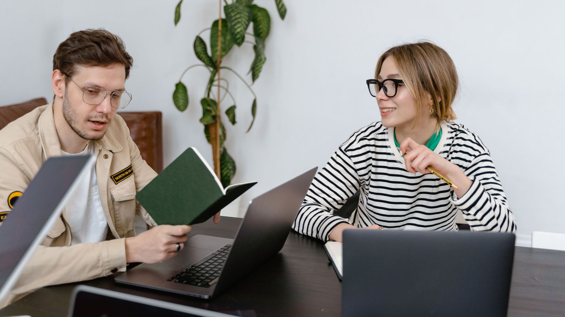 20 signes qui montrent que votre collègue est votre meilleur ami au travail, et pas seulement un voisin de bureau