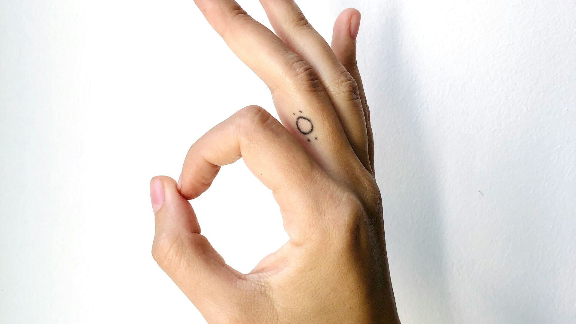 1. Petits tatouages sur les doigts