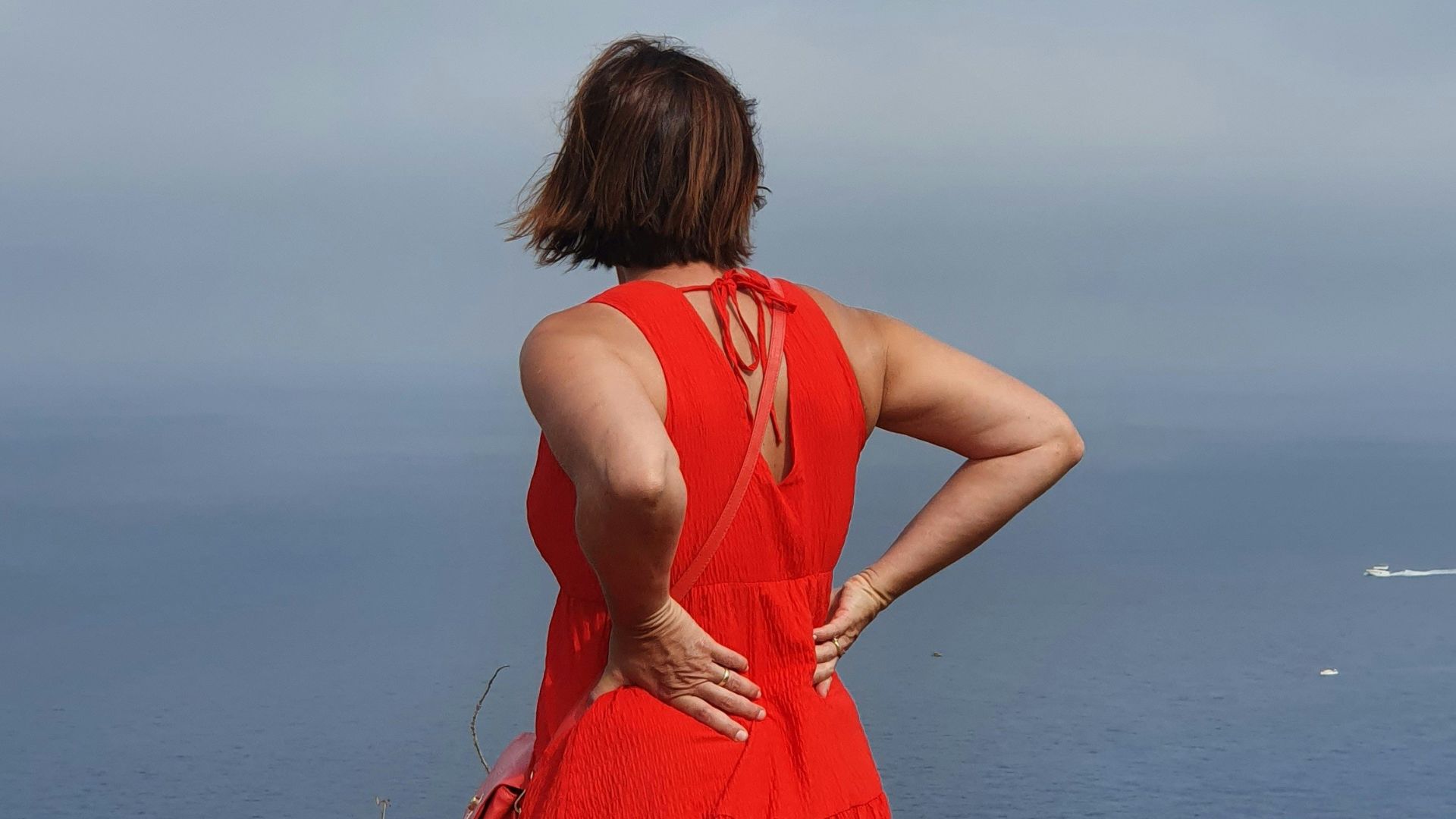 3. Préférez les robes croisées aux robes à fermeture éclair dans le dos