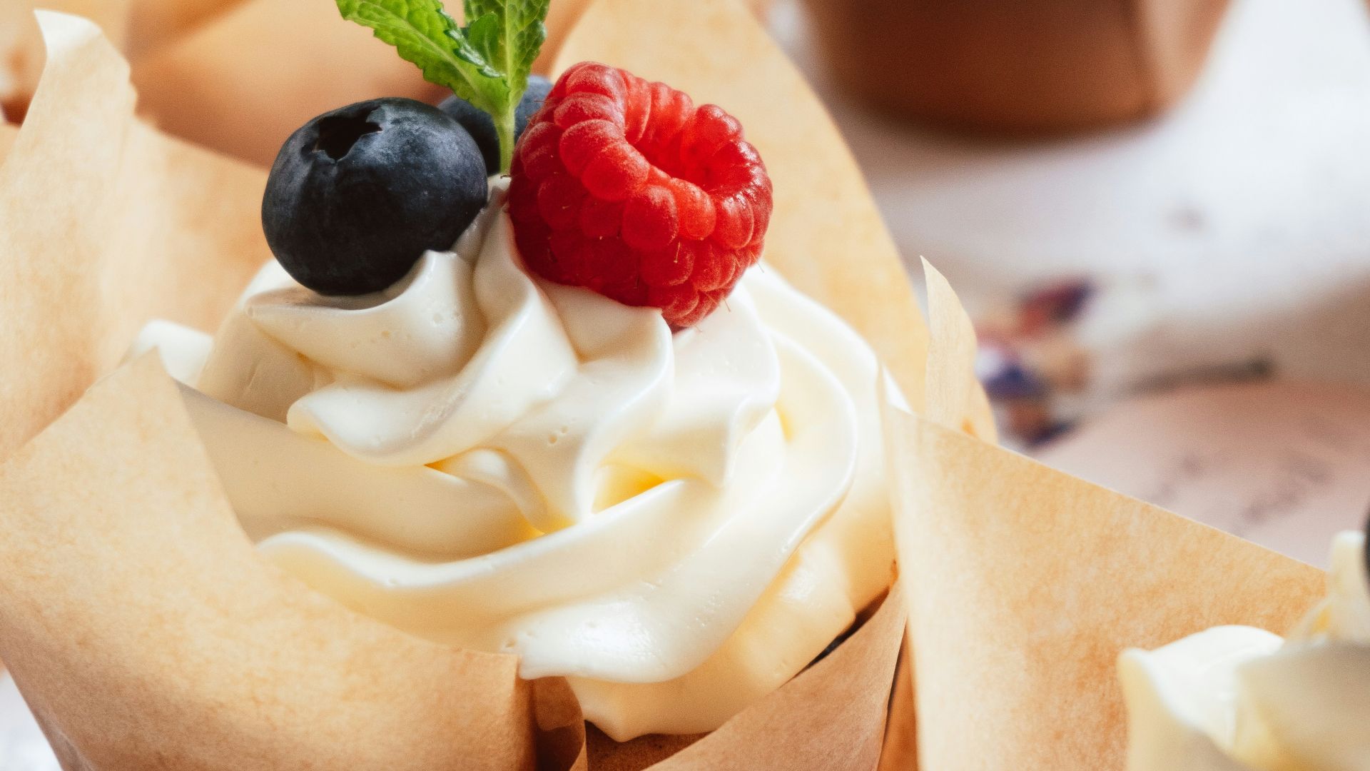 17. Cupcakes à la vanille avec un glaçage à la crème au beurre aux fruits rouges