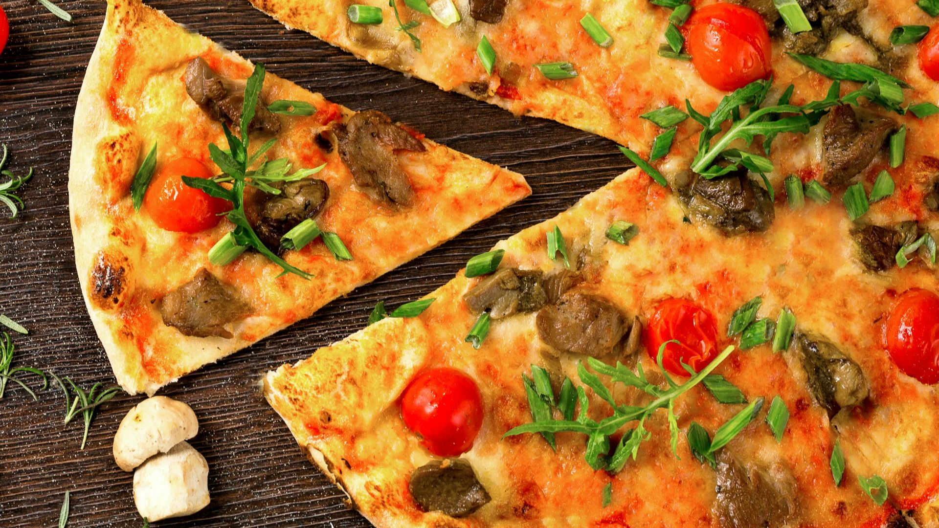 20. Pizza à pâte fine garnie de légumes