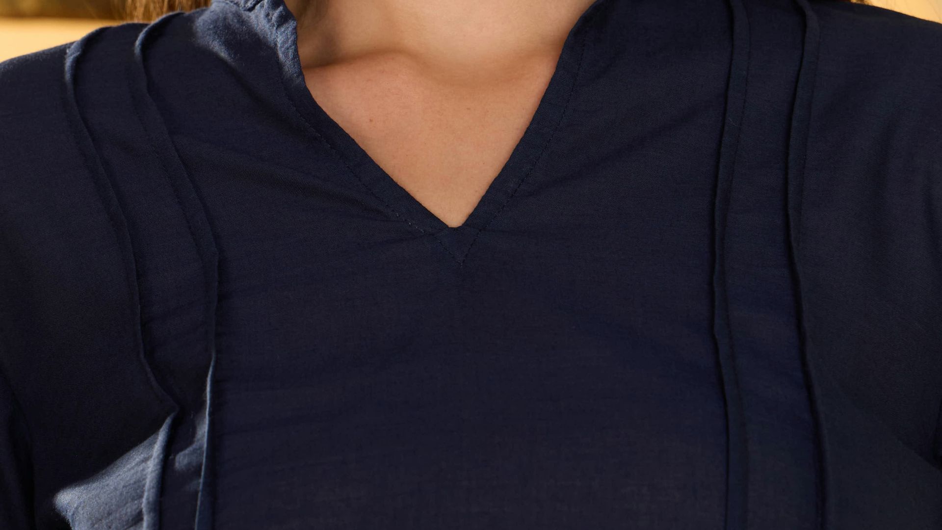 12. T-shirts à col en V profond