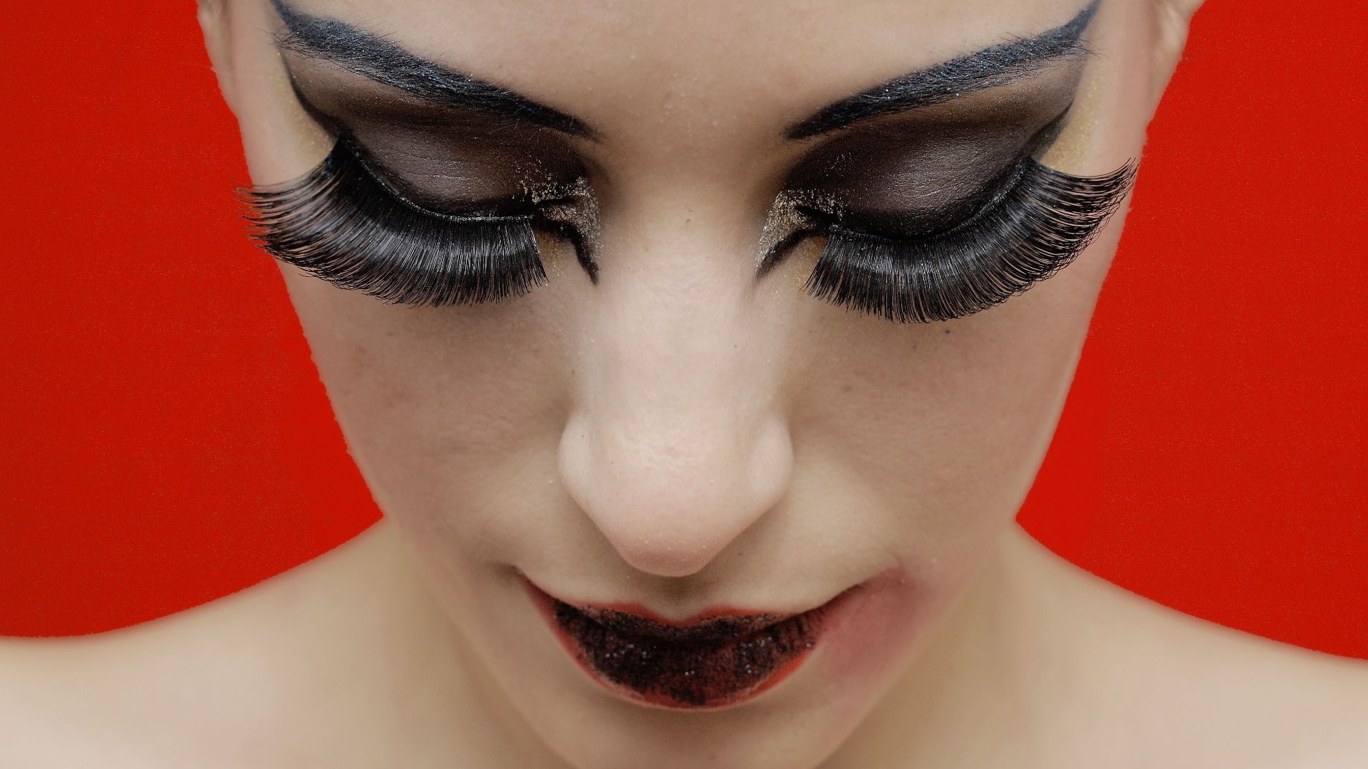 11. Se cacher derrière un maquillage épais