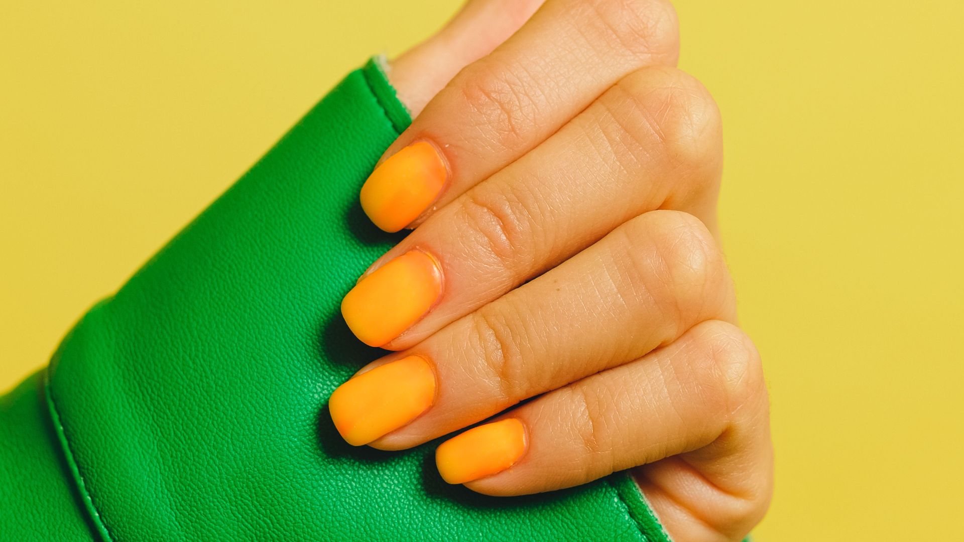 6. Ongles couleur mandarine vif