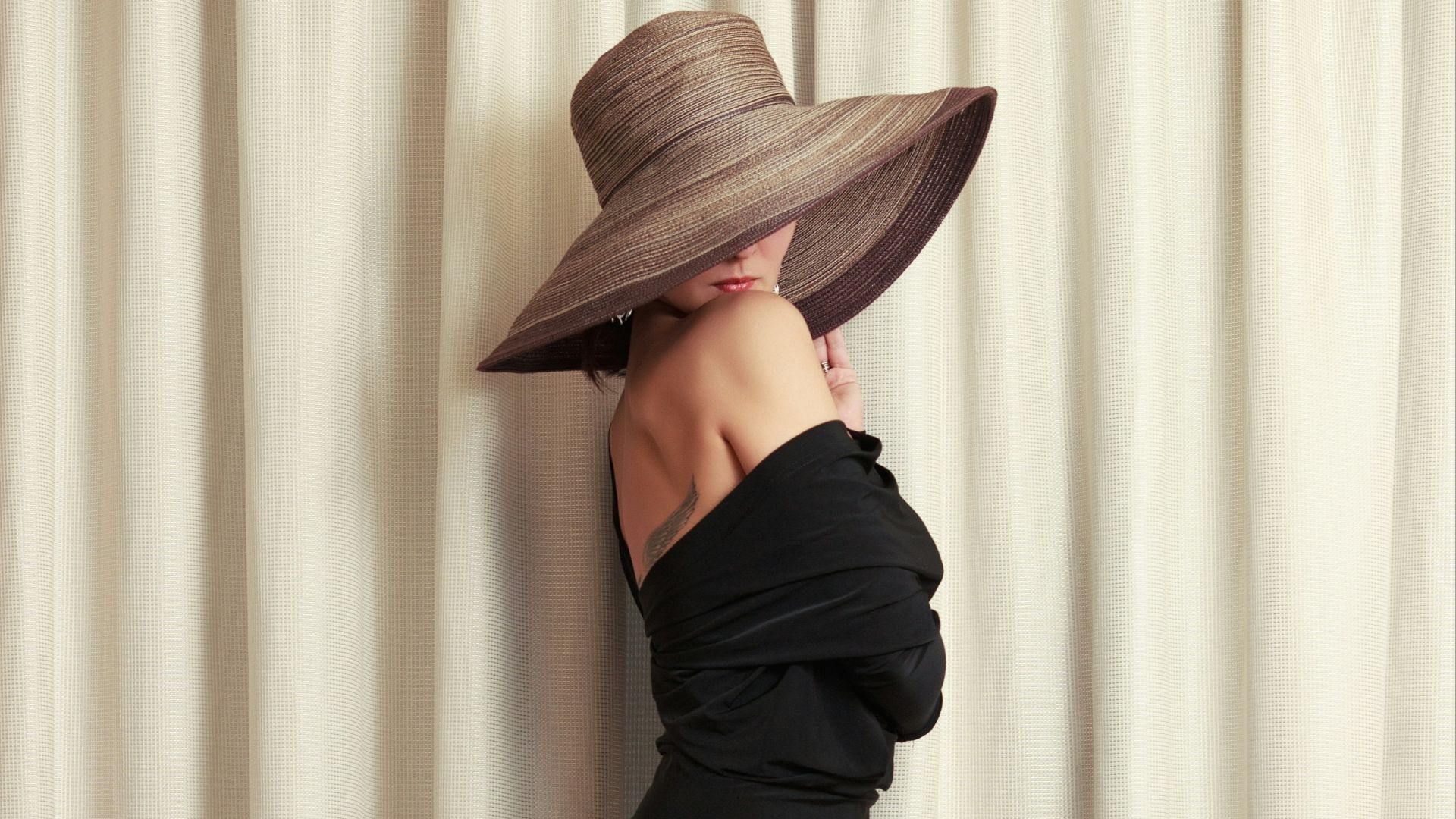 6. Un chapeau à large bord