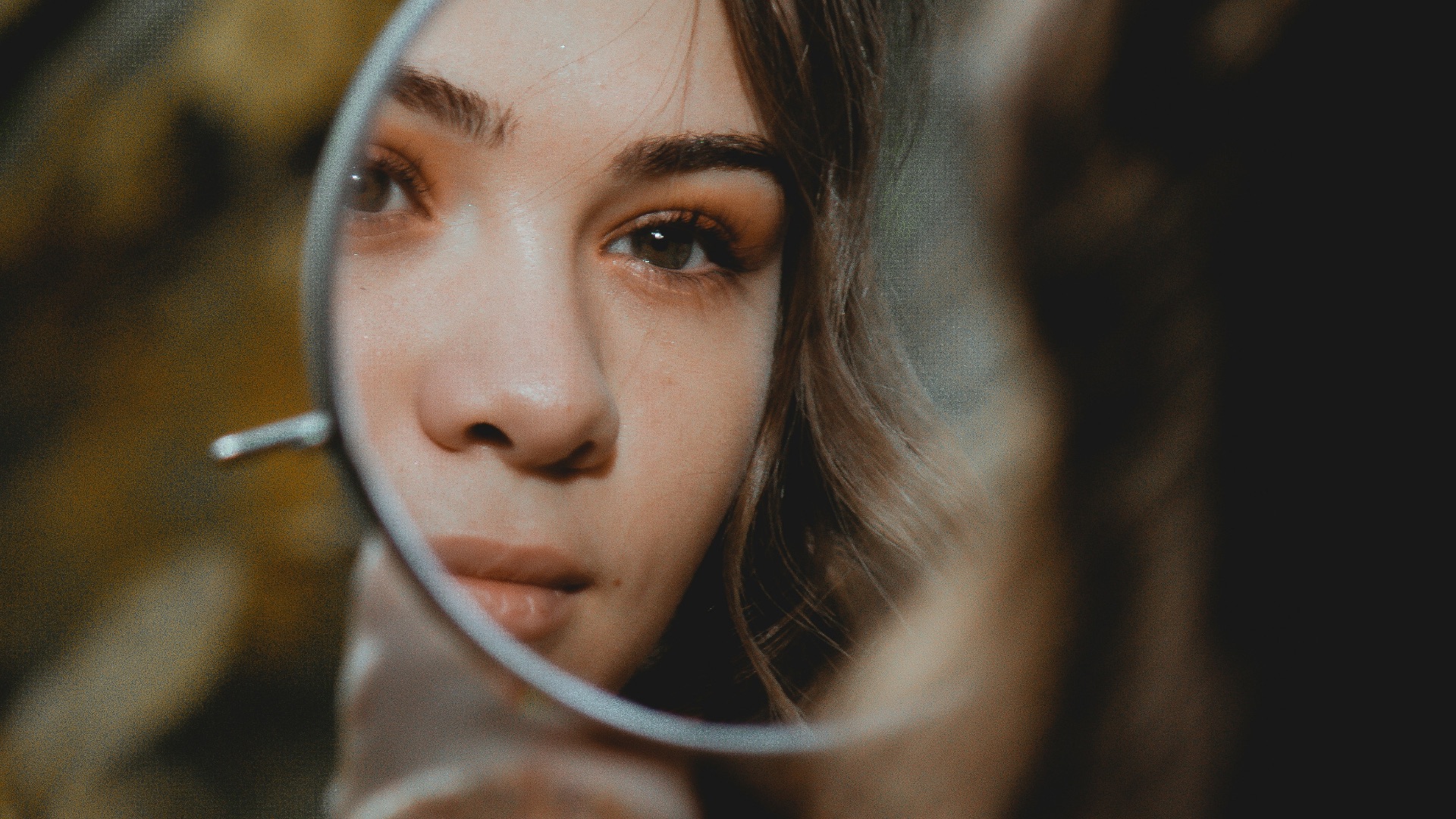 11. Tu te regardes sans cesse dans le miroir