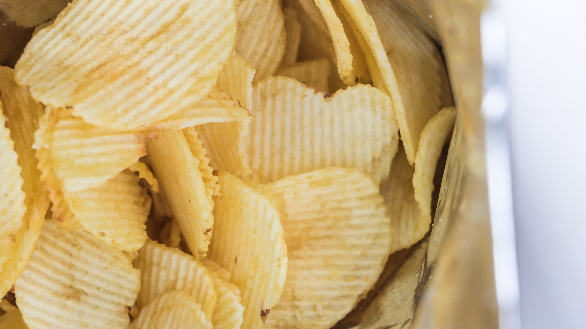 Un paquet de chips ouvert