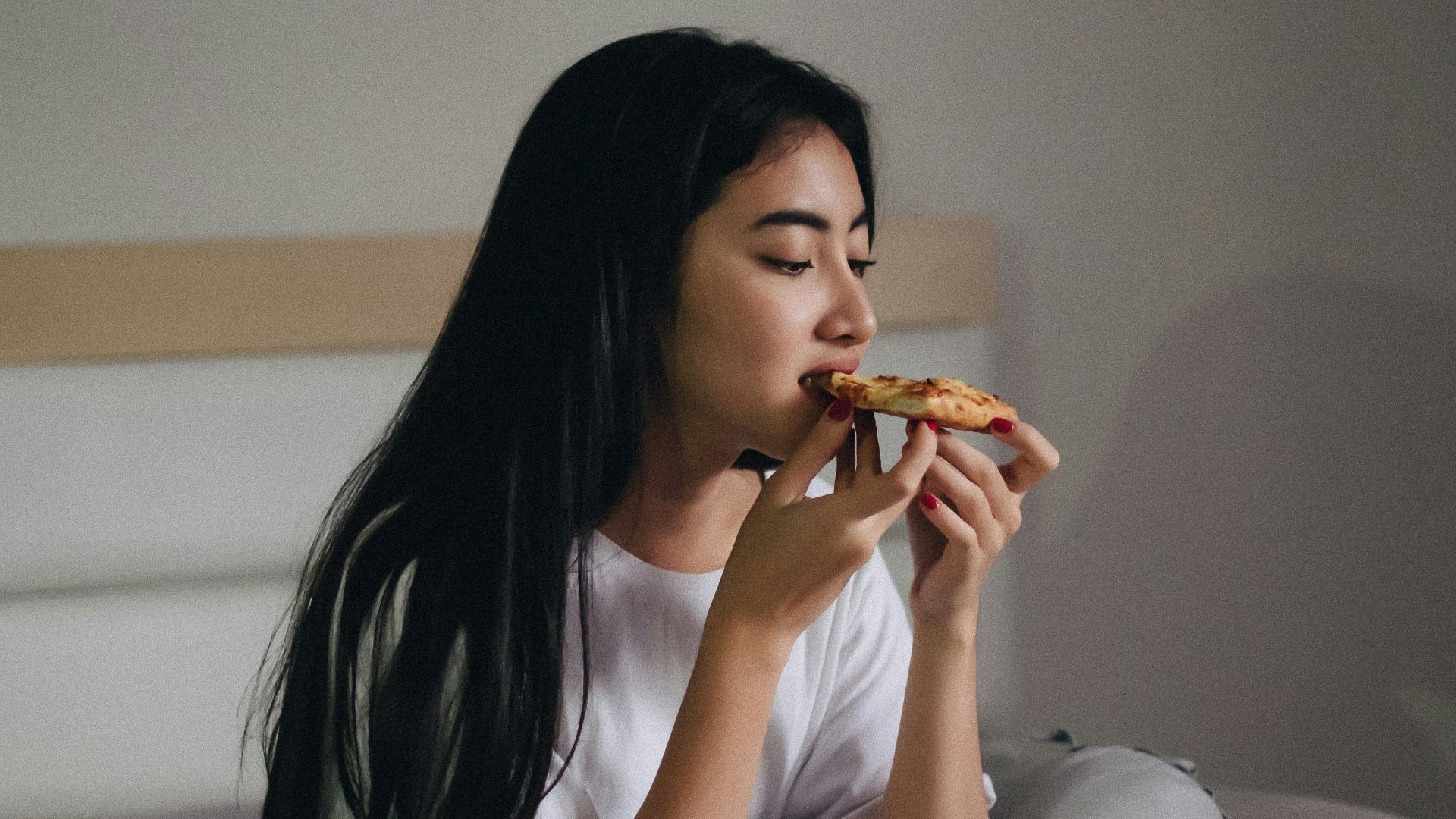 10 aliments qui peuvent perturber votre sommeil et 10 qui pourraient vous aider