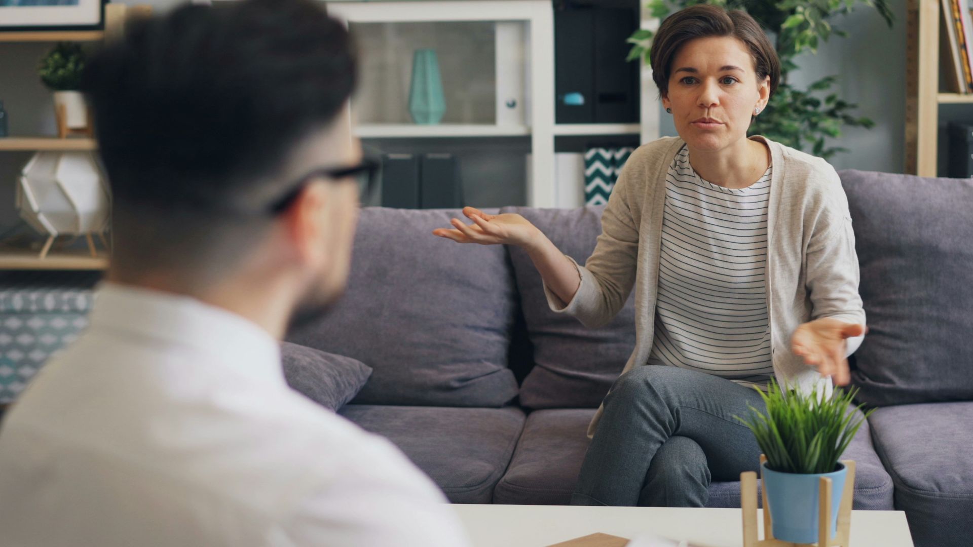 3. Ils se mettent sur la défensive face à de simples questions