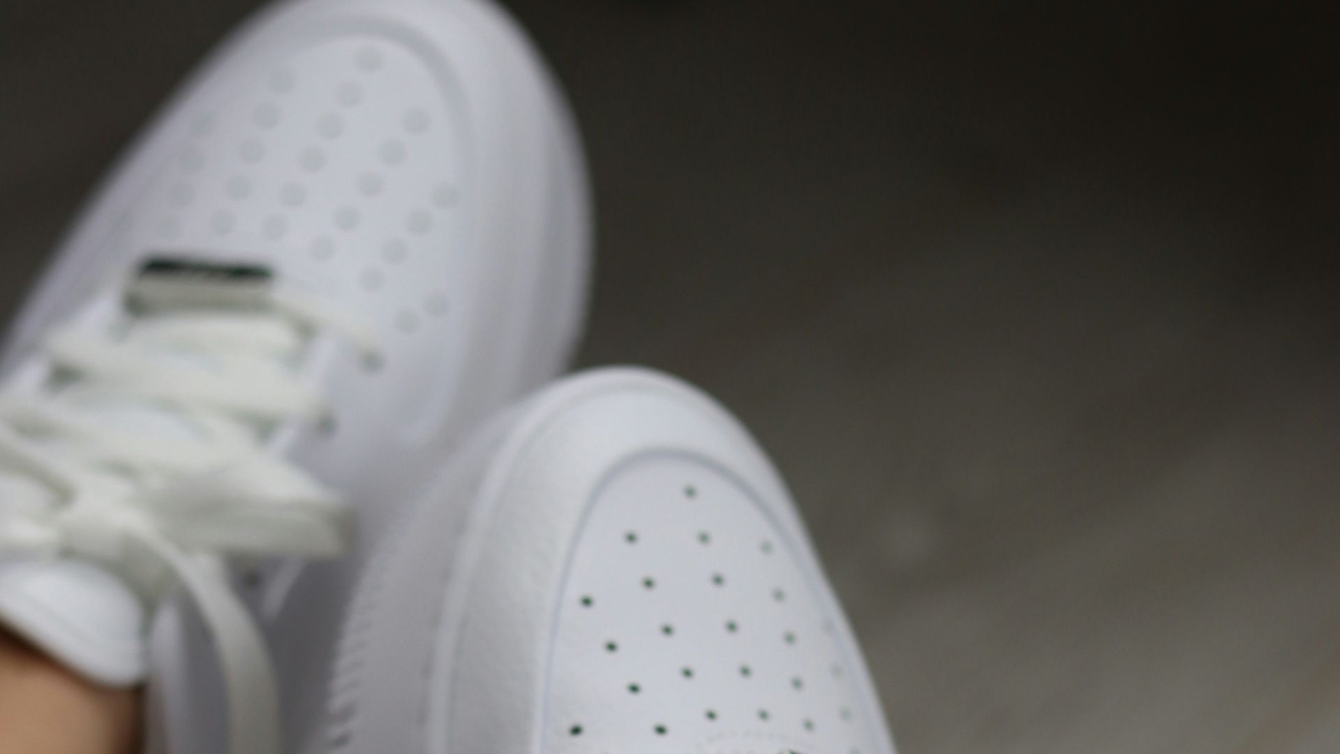 1. Baskets classiques en cuir blanc