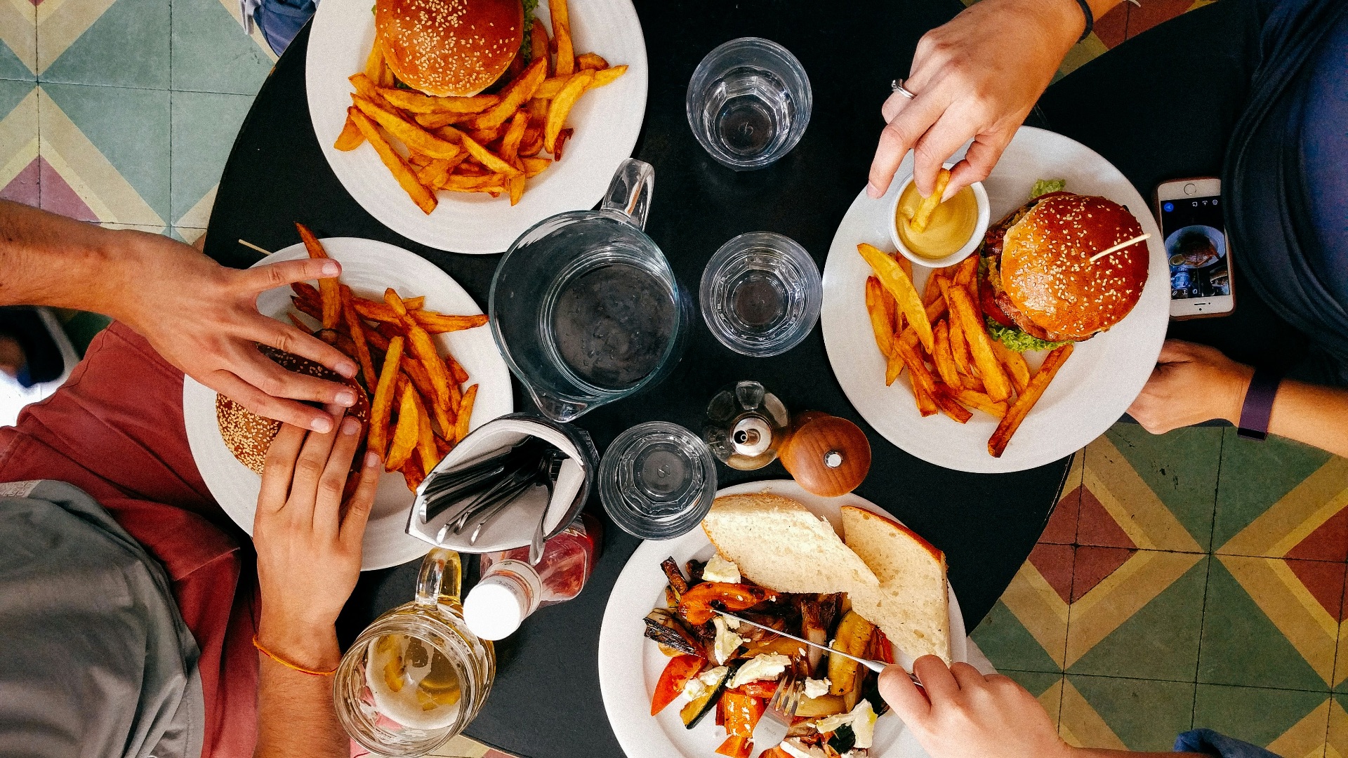 6. Cela rend les repas en groupe plus agréables