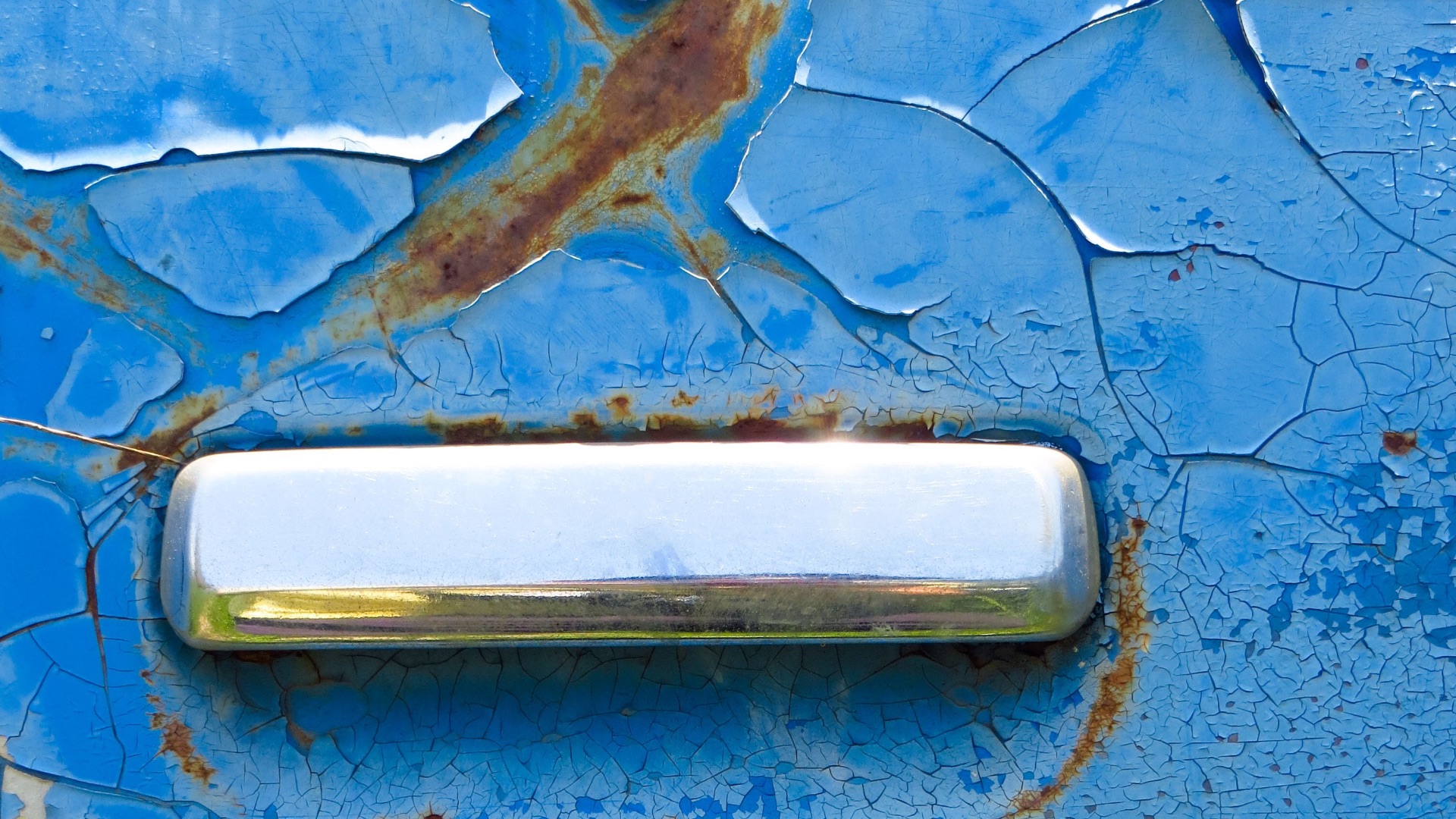 5. La peinture de votre voiture peut se décolorer et s'écailler