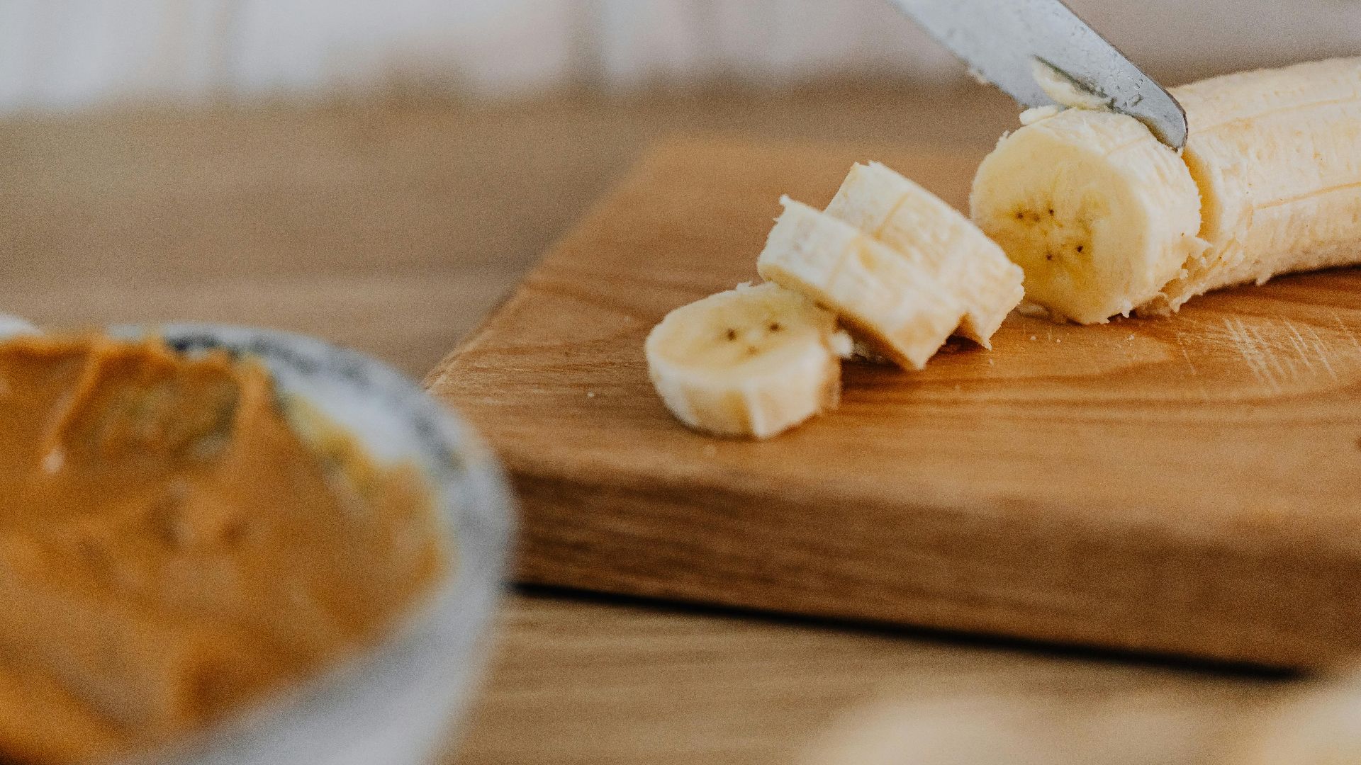 3. Incorporer le beurre de cacahuète et la banane