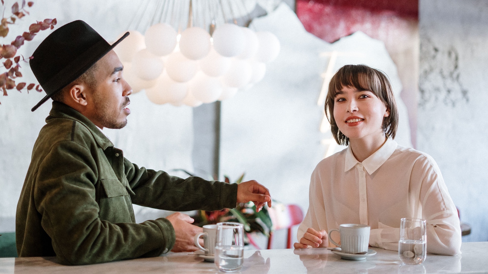 6. Ils n'arrêtent pas de regarder autour d'eux