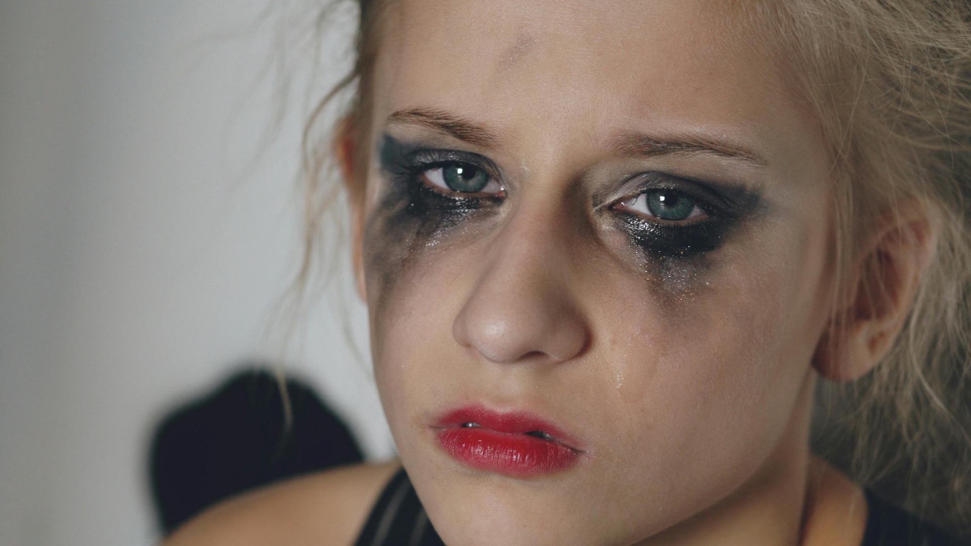 16. Ta journée est gâchée si ton maquillage ne tient pas