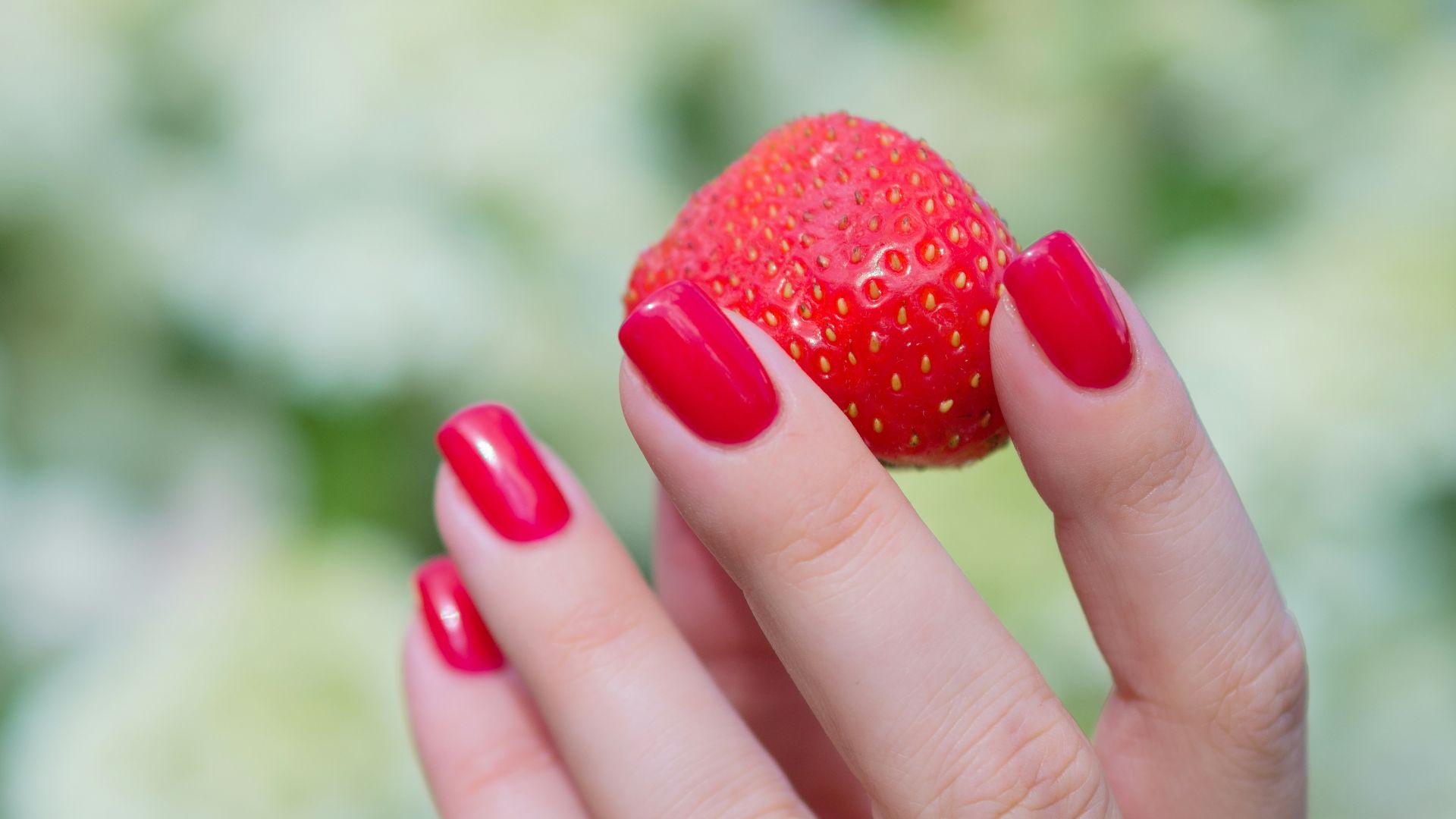 14. Nail art aux fraises