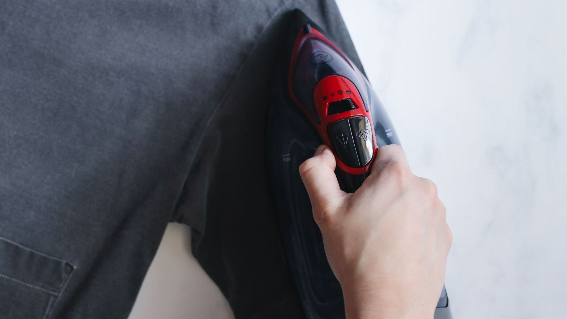6. Leurs vêtements sont toujours froissés