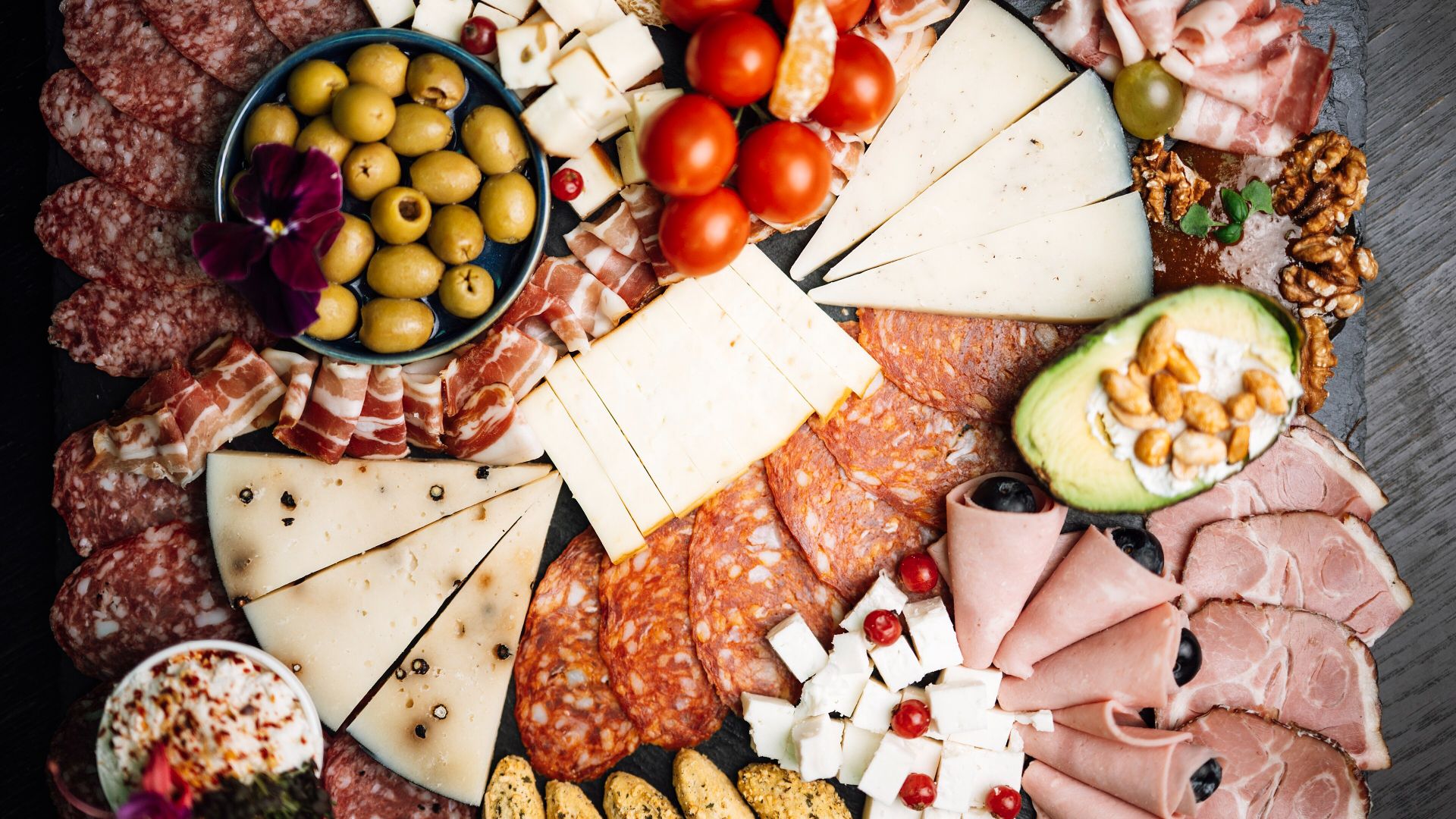 18. Un plateau de charcuterie complet