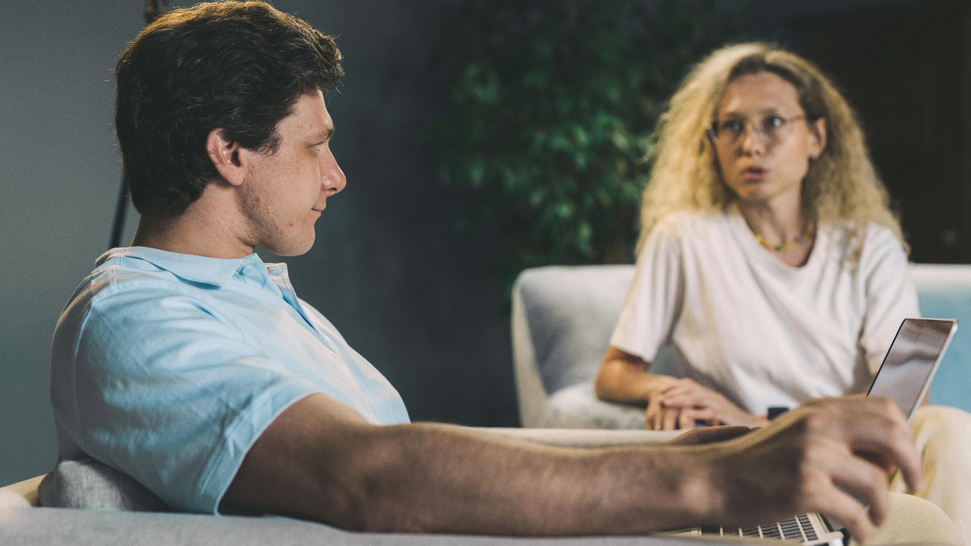 3. Il t'explique des choses que tu n'as pas demandées