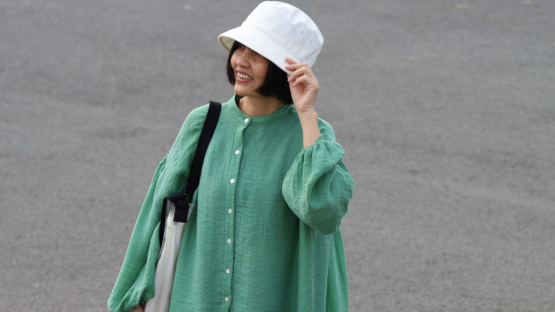 2. Opter pour des vêtements oversize sans structure
