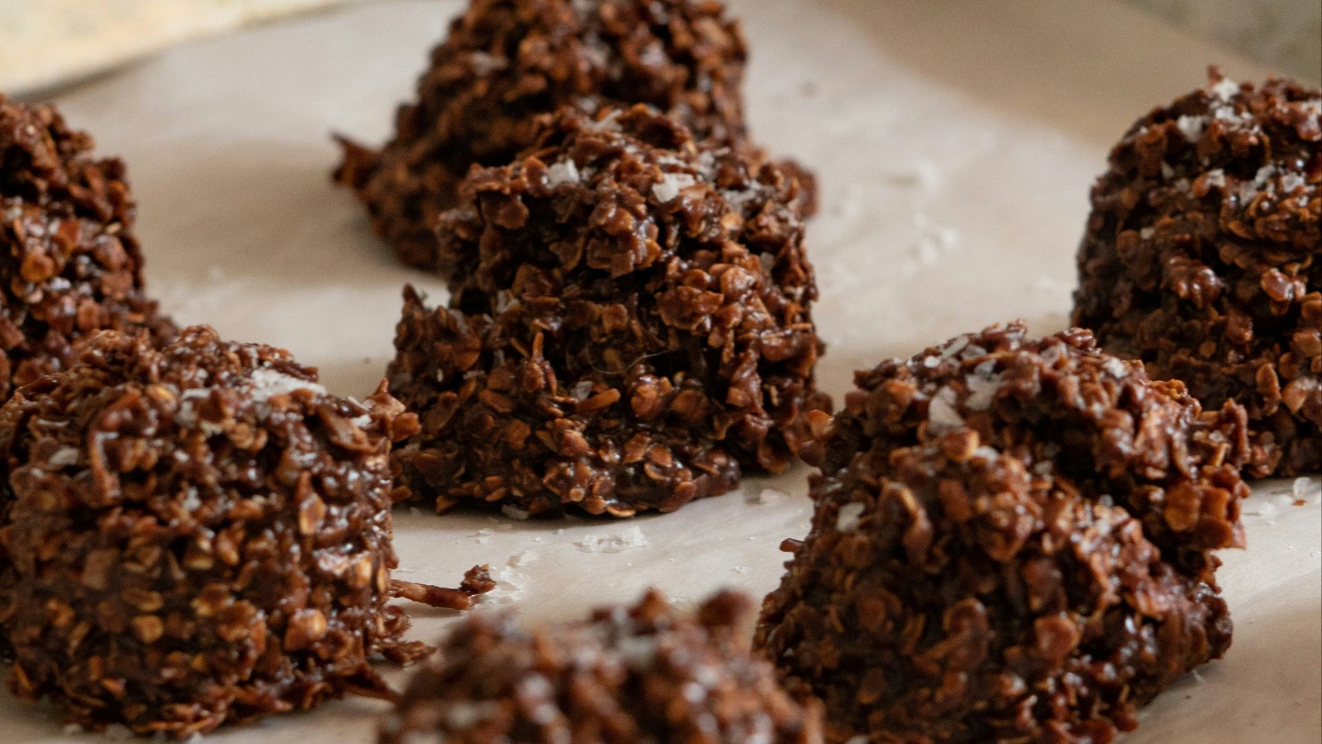 12. Macarons au chocolat noir et à la noix de coco