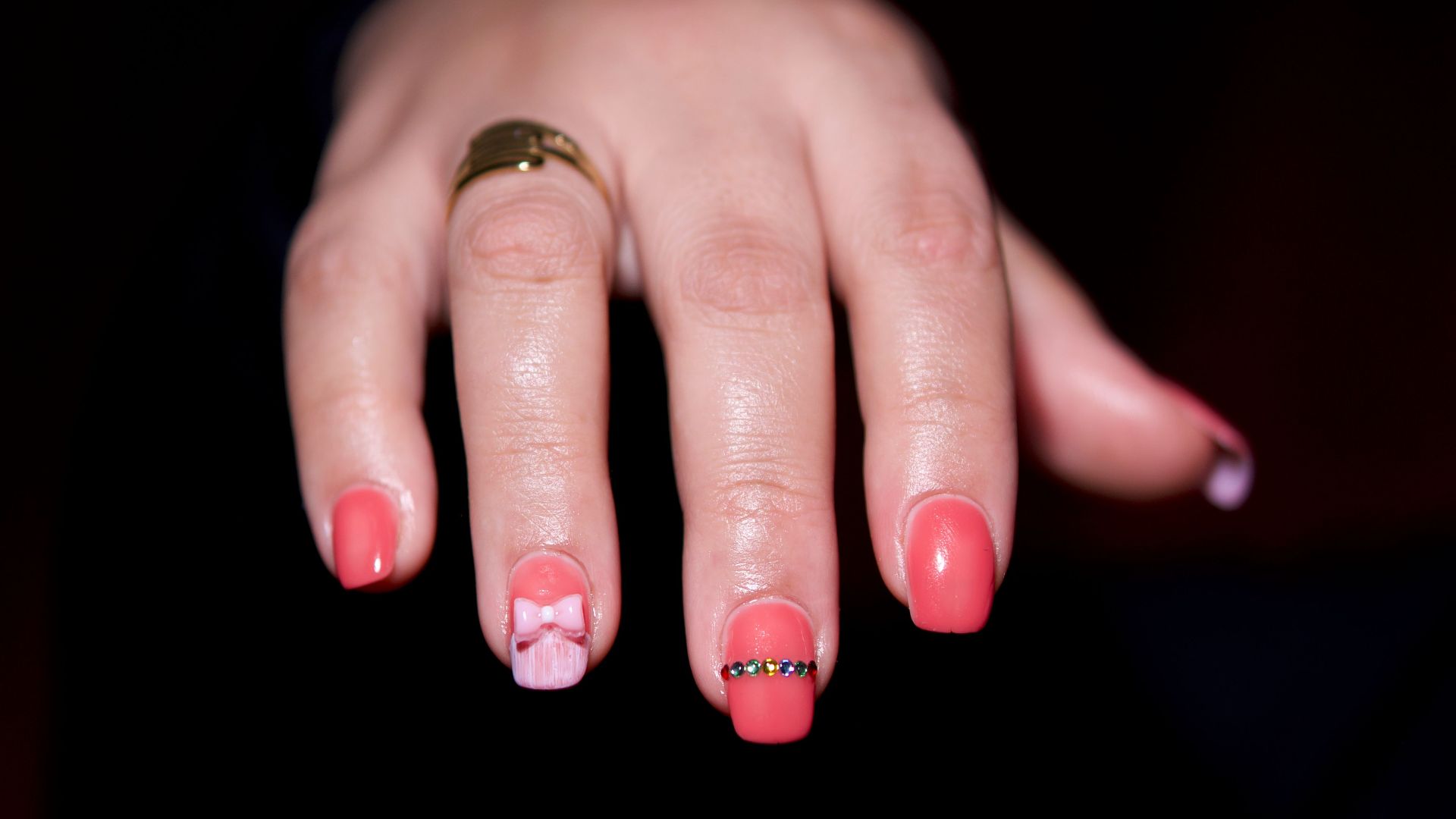 12. Ongles courts rose fluo