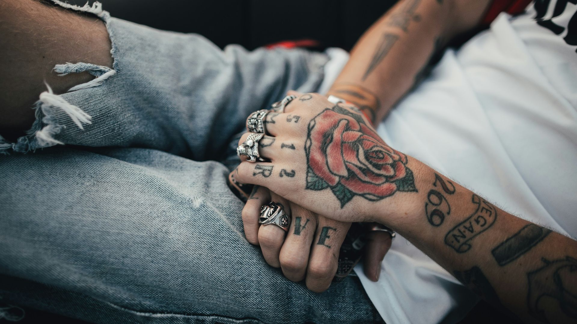 12. Tatouages sur toute la main, jusqu’aux poignets