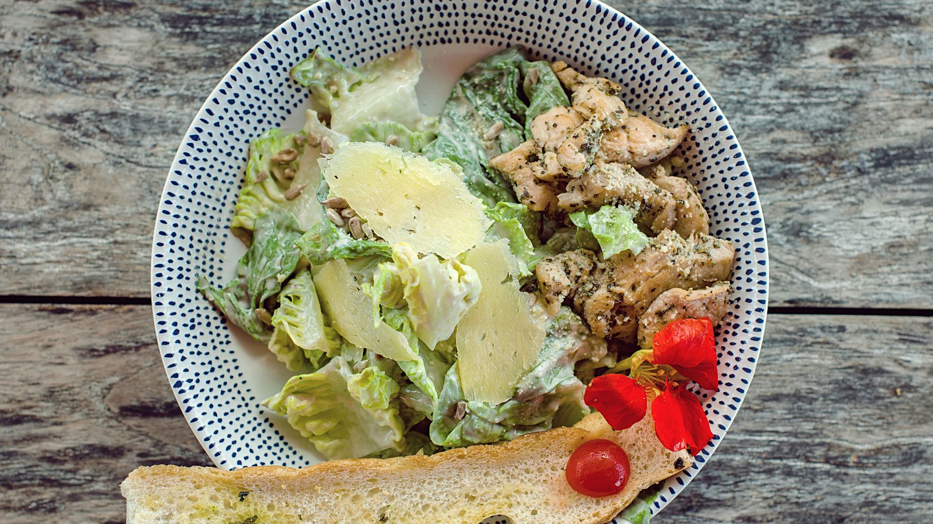 8. Bol de pâtes César au poulet