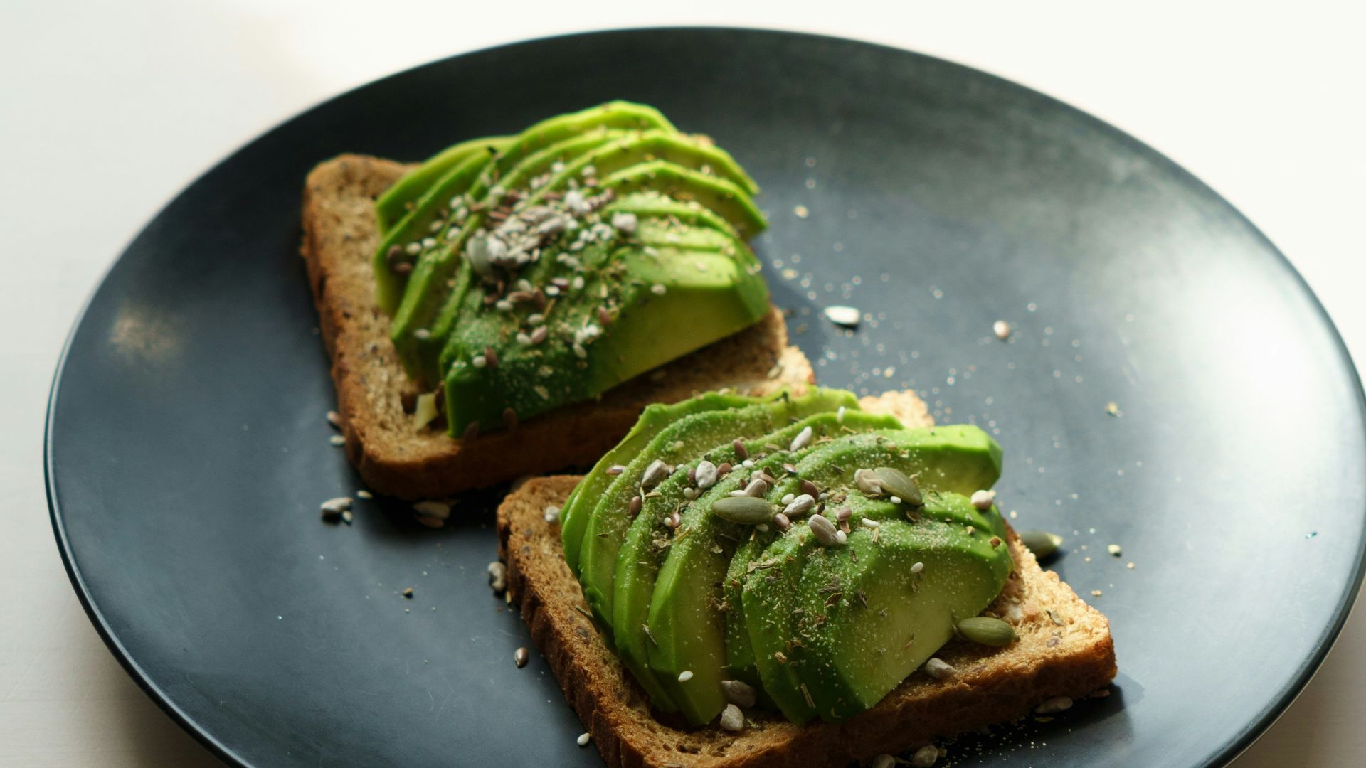7. Avocat sur une tartine de pain complet