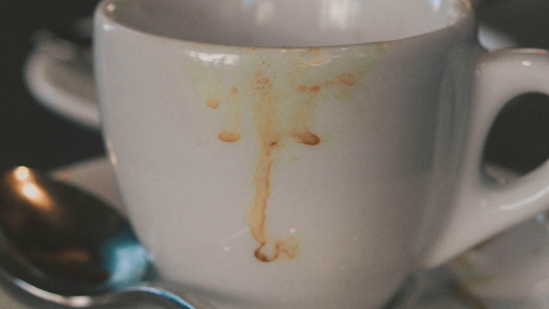 12. La vaisselle, les verres ou les couverts présentent des résidus