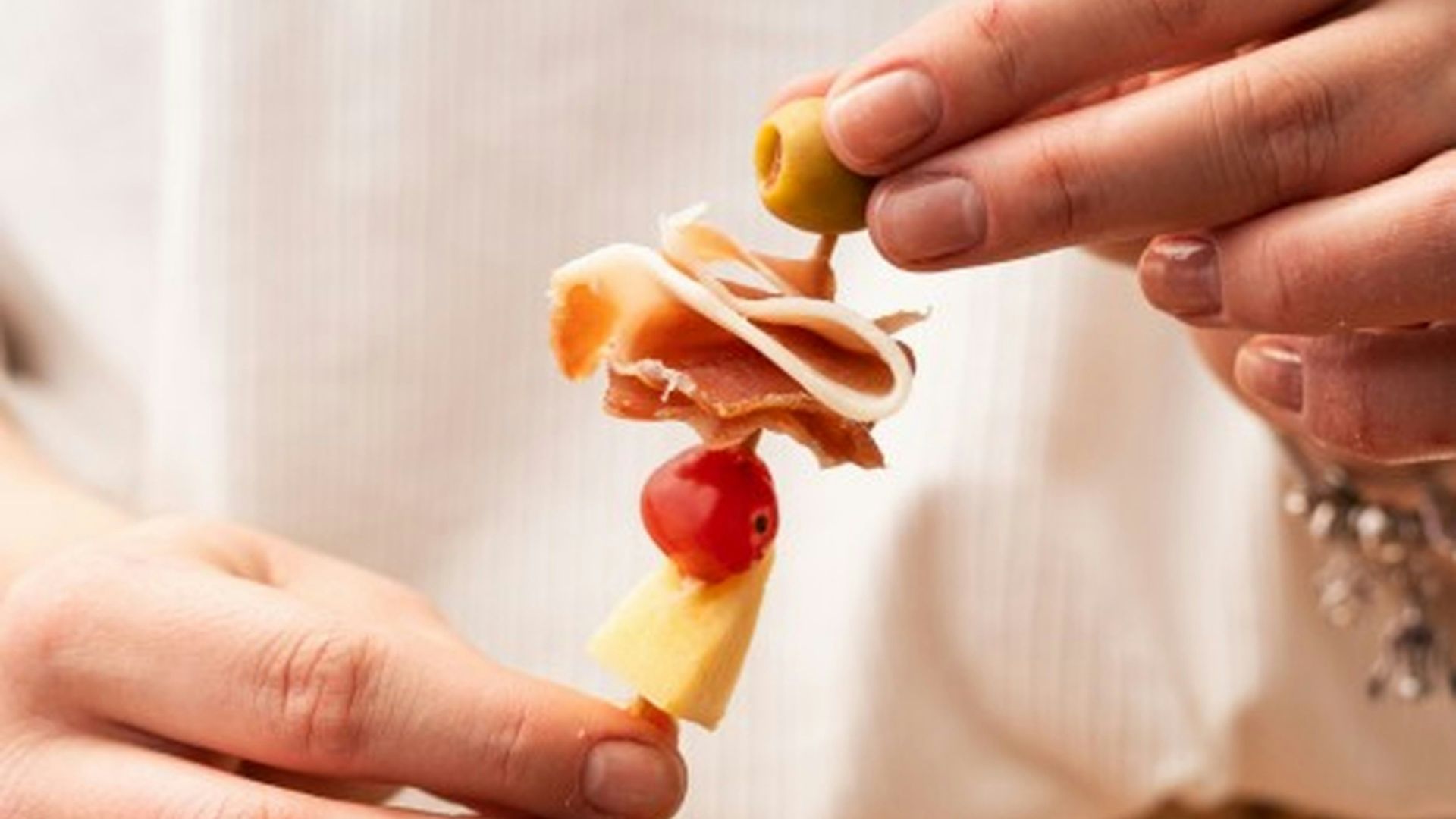 13. Brochettes d'antipasti