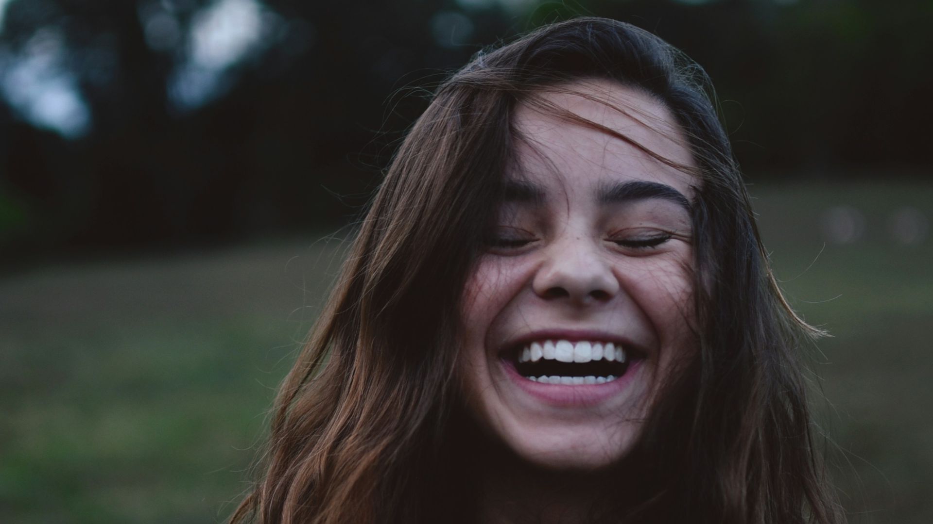 16. Avoir l'air heureux tout le temps