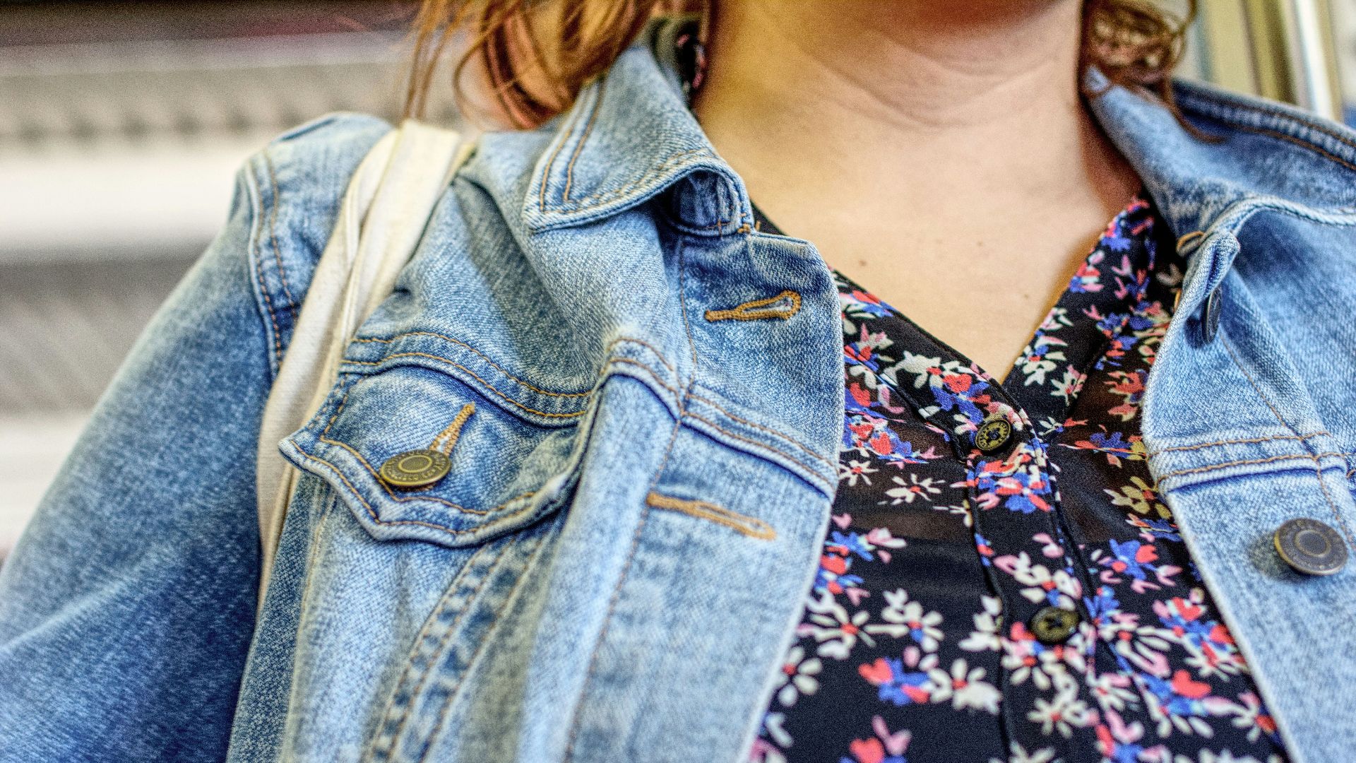 2. Associez une veste en jean à une robe à fleurs