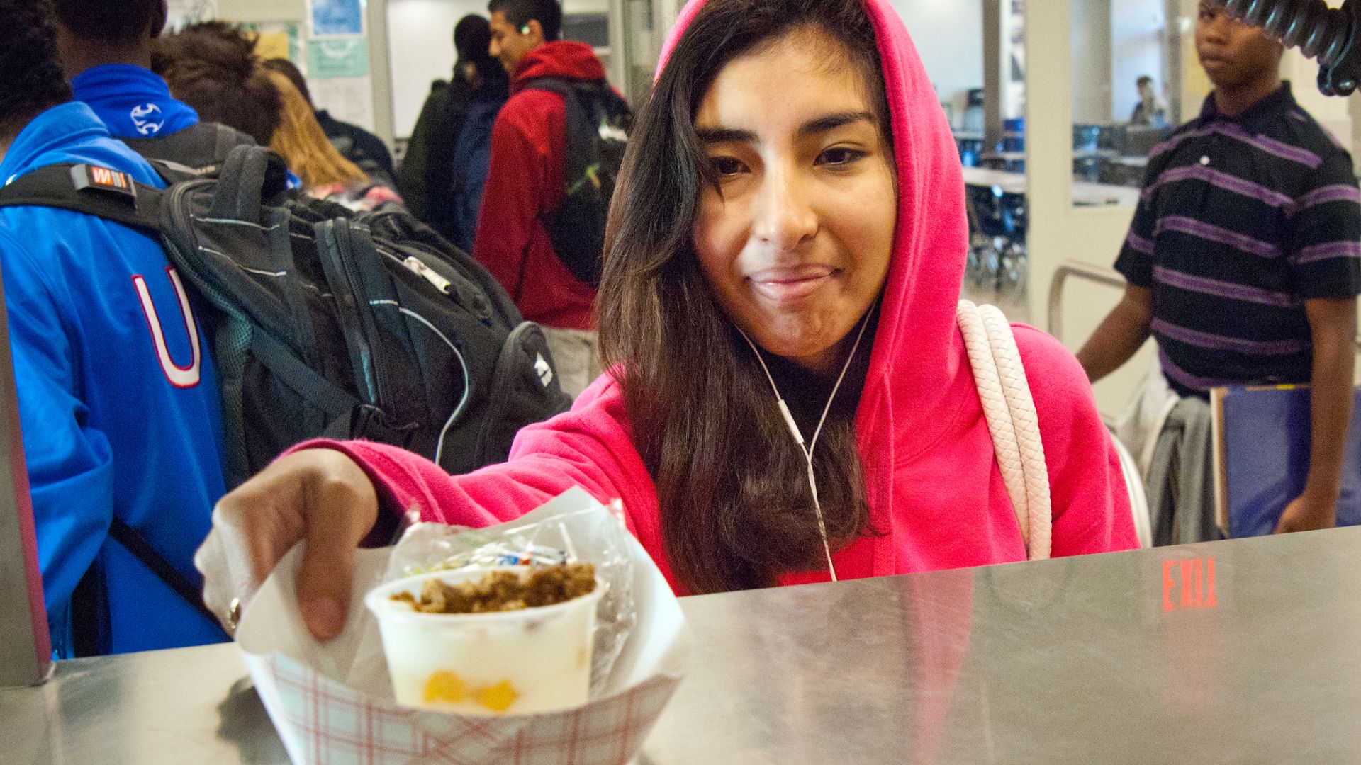 10 plats de cantine scolaire qui étaient vraiment délicieux… et 10 qui ont hanté les souvenirs de tout le monde