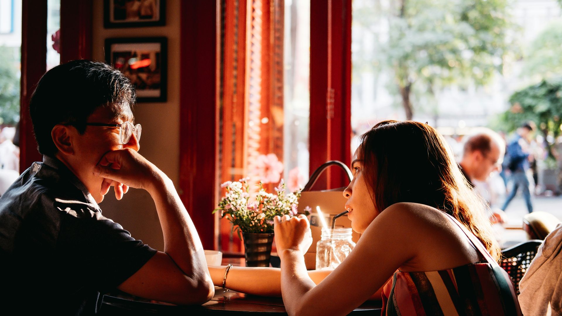 12. Les hommes ont souvent besoin de plus de patience quant au rythme de la conversation