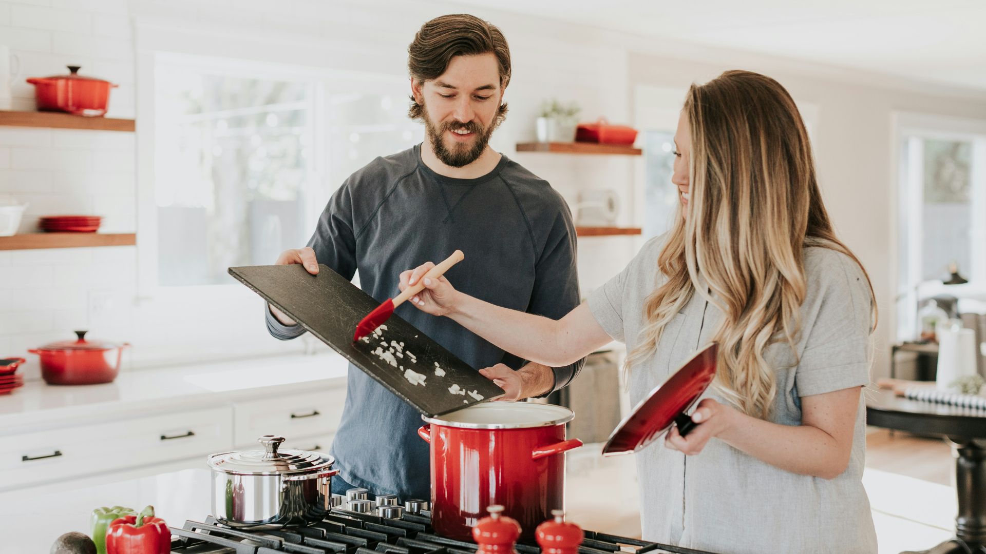 10 astuces culinaires que les chefs utilisent vraiment… et 10 qu’ils évitent à tout prix