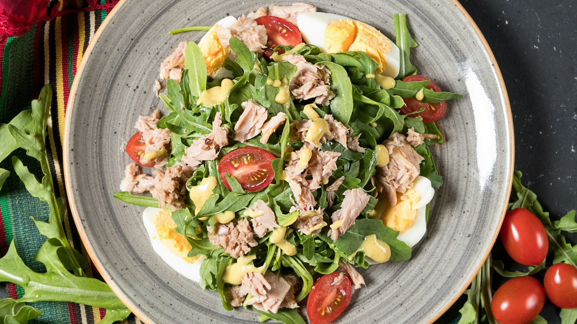 20. Assiette de salade au poulet rôti