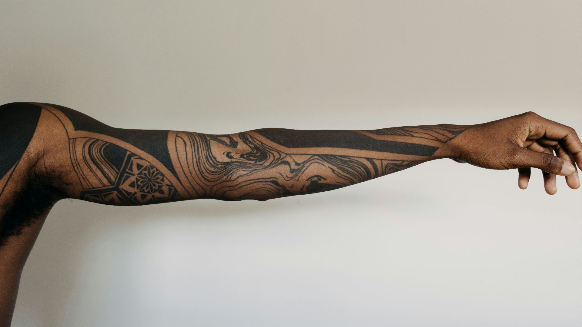 1. Le tatouage sur tout le bras