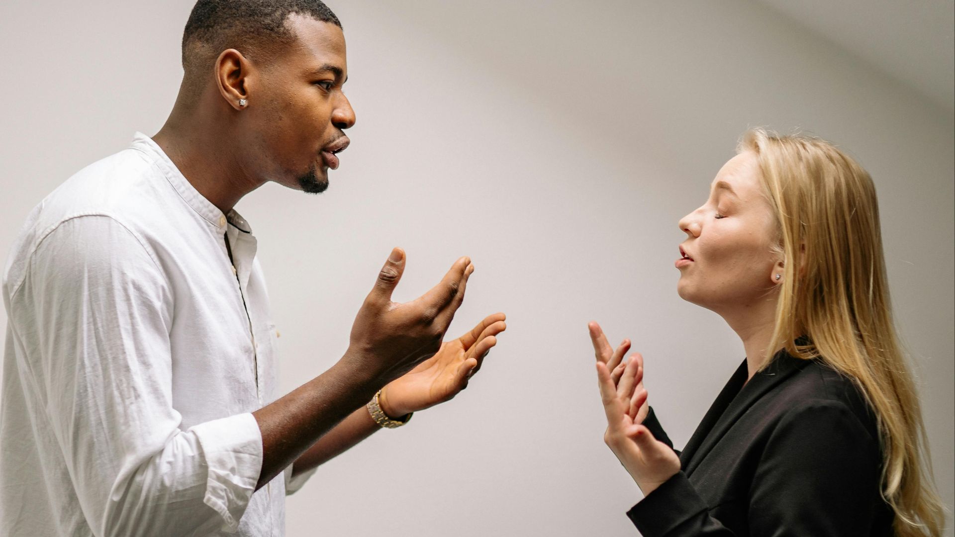 5. Il reste vague sur tout, jusqu'à ce qu'il ne le soit plus