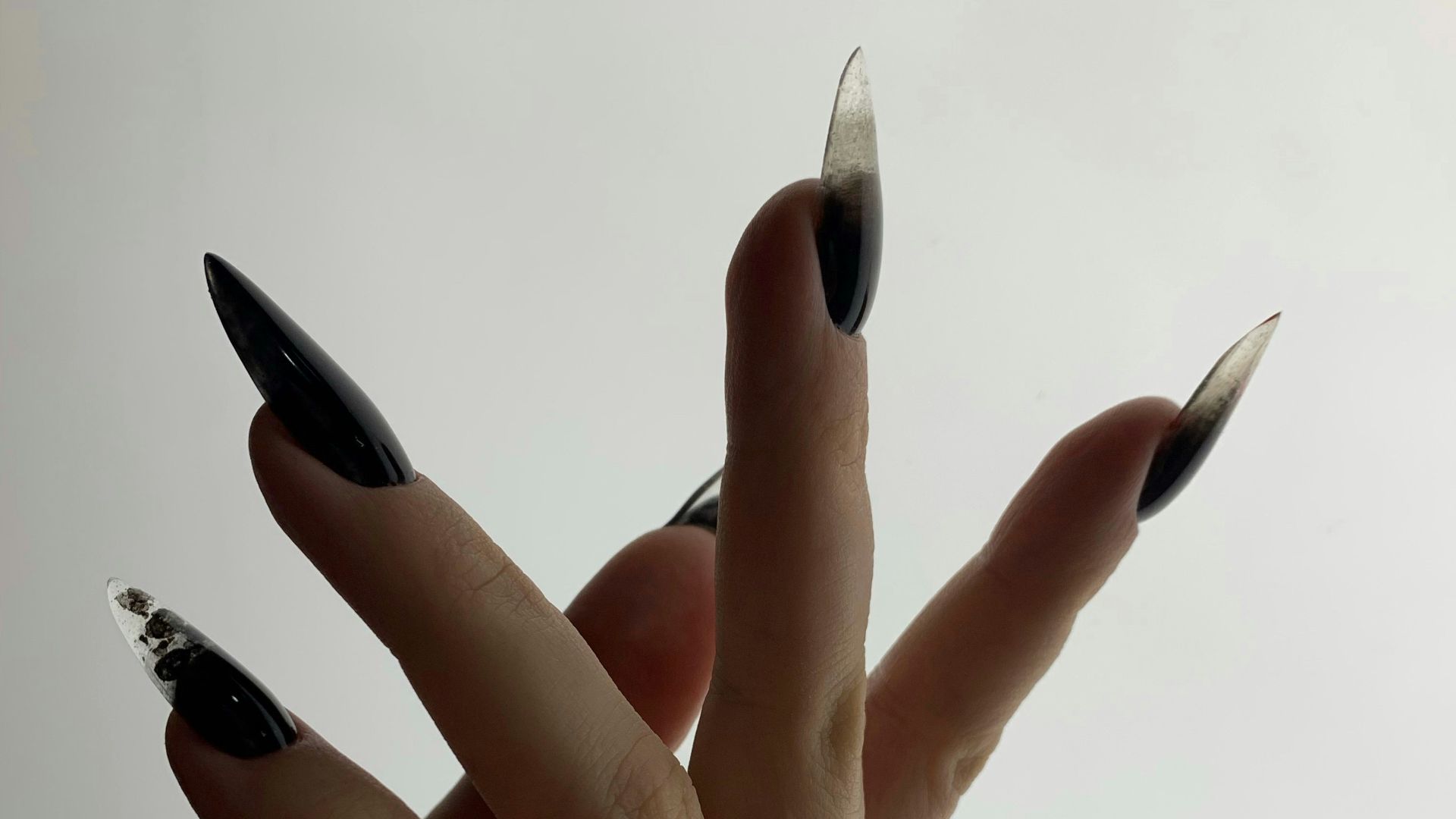 1. Des ongles ultra-longs et très travaillés