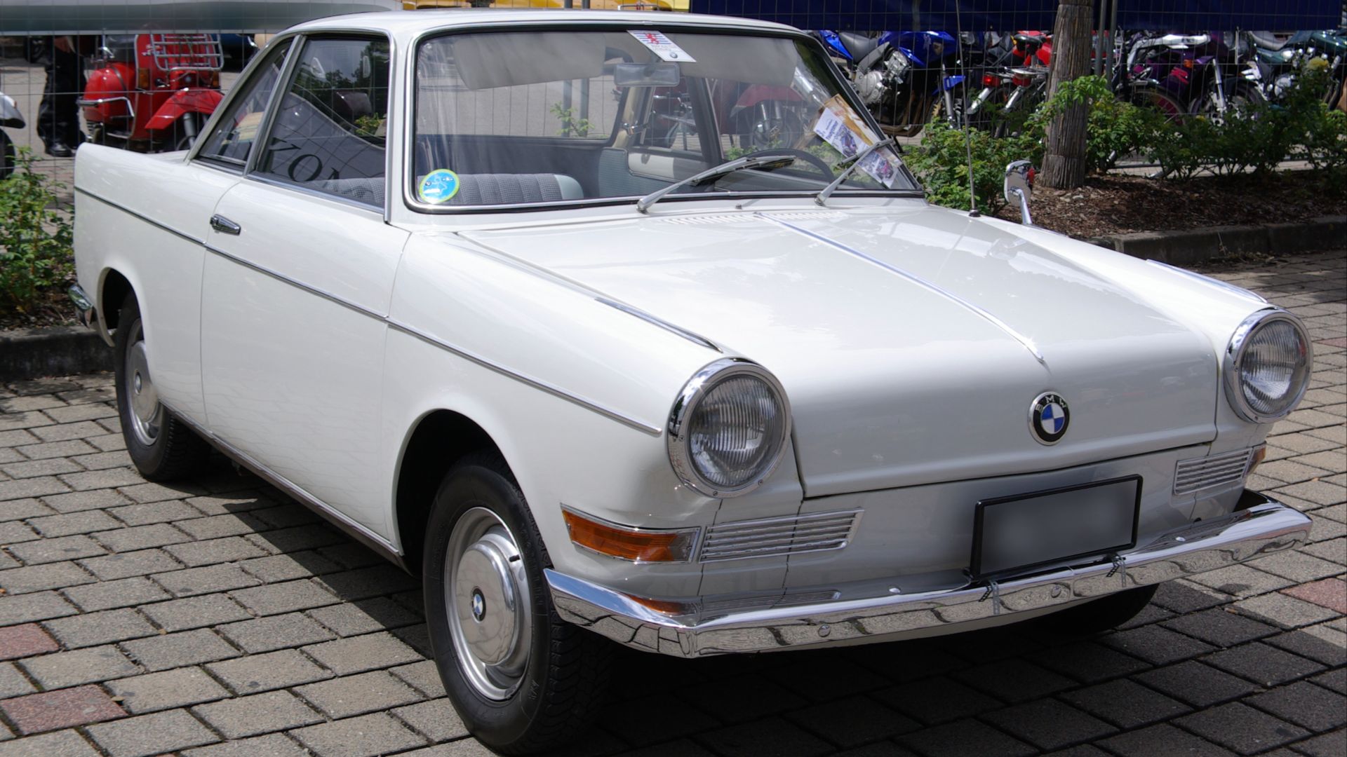 4. BMW 700