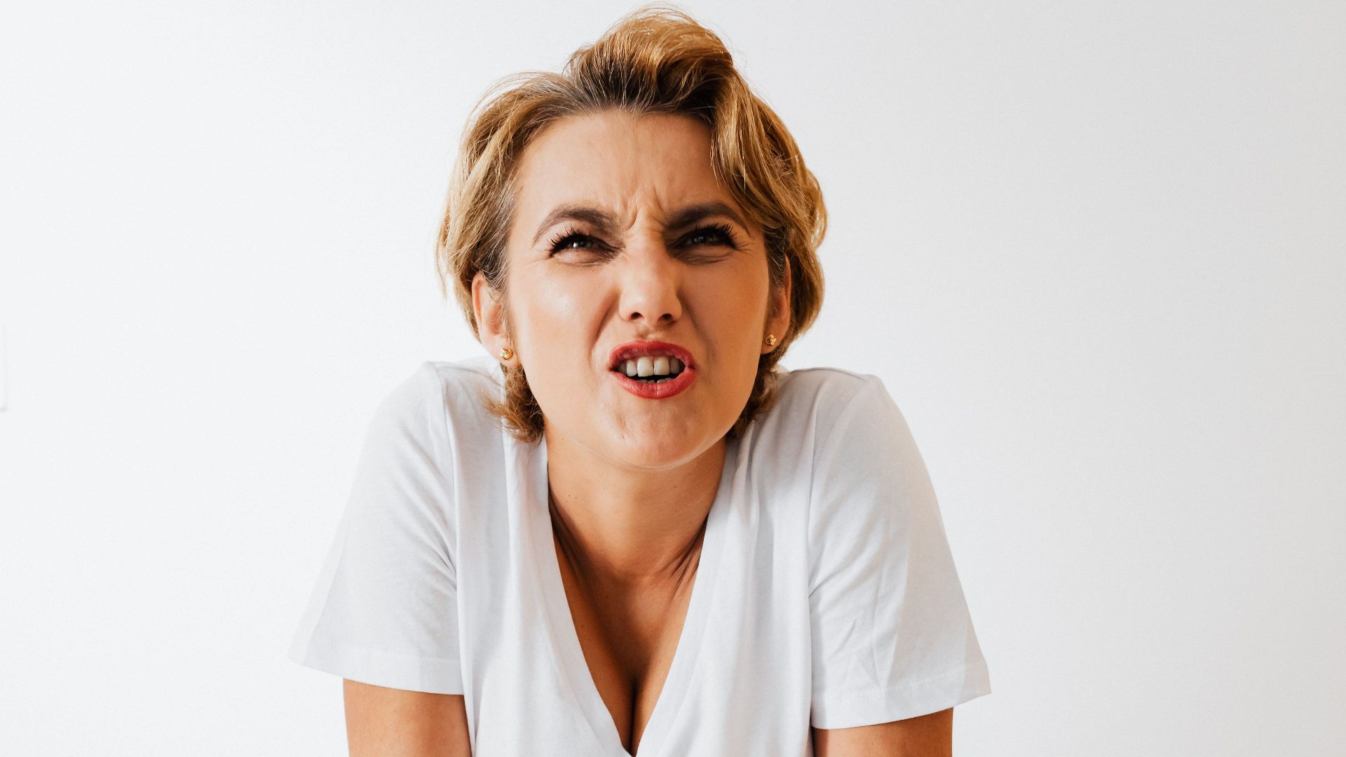 20 petites attentions que les hommes ont l’habitude de faire et que les femmes détestent en réalité