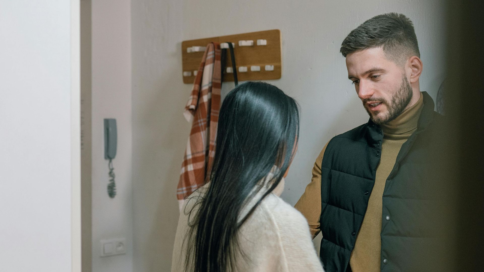 9. L'homme qui écoute avec un réel intérêt