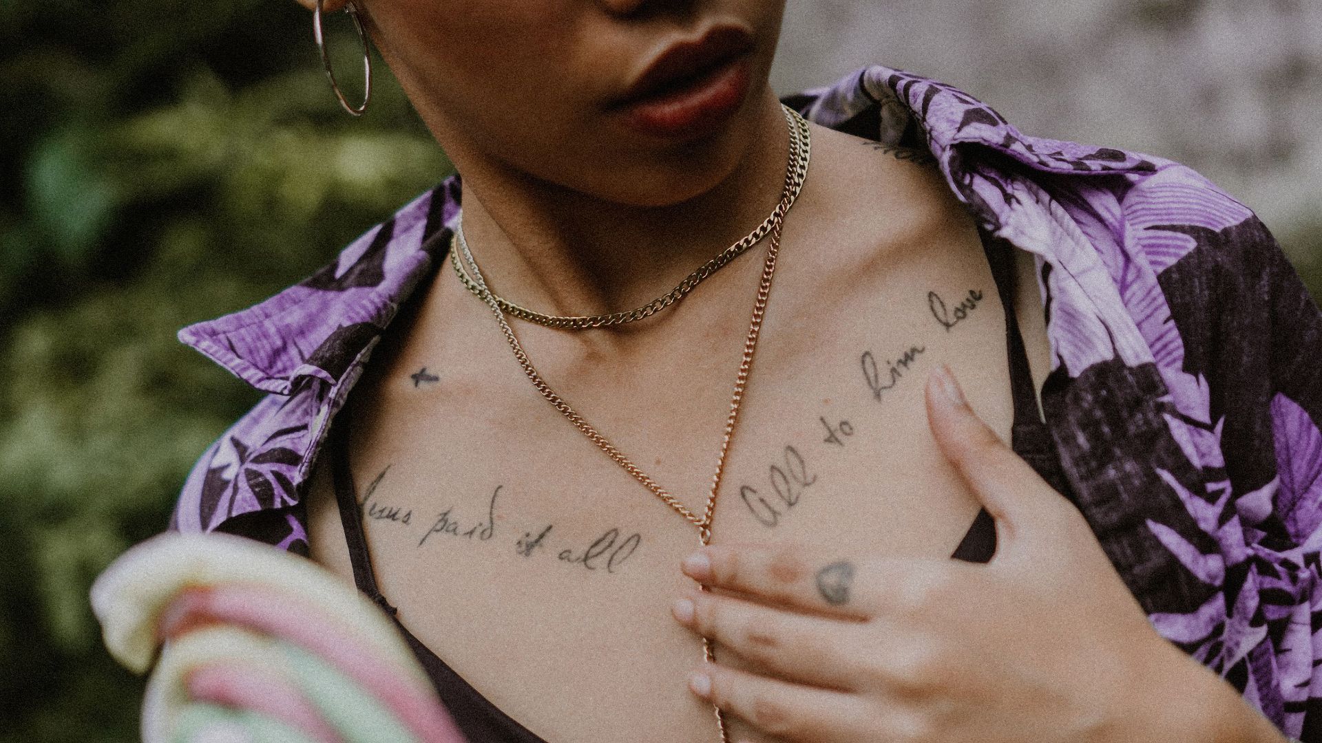 14. Inscriptions sur le sternum en polices élaborées