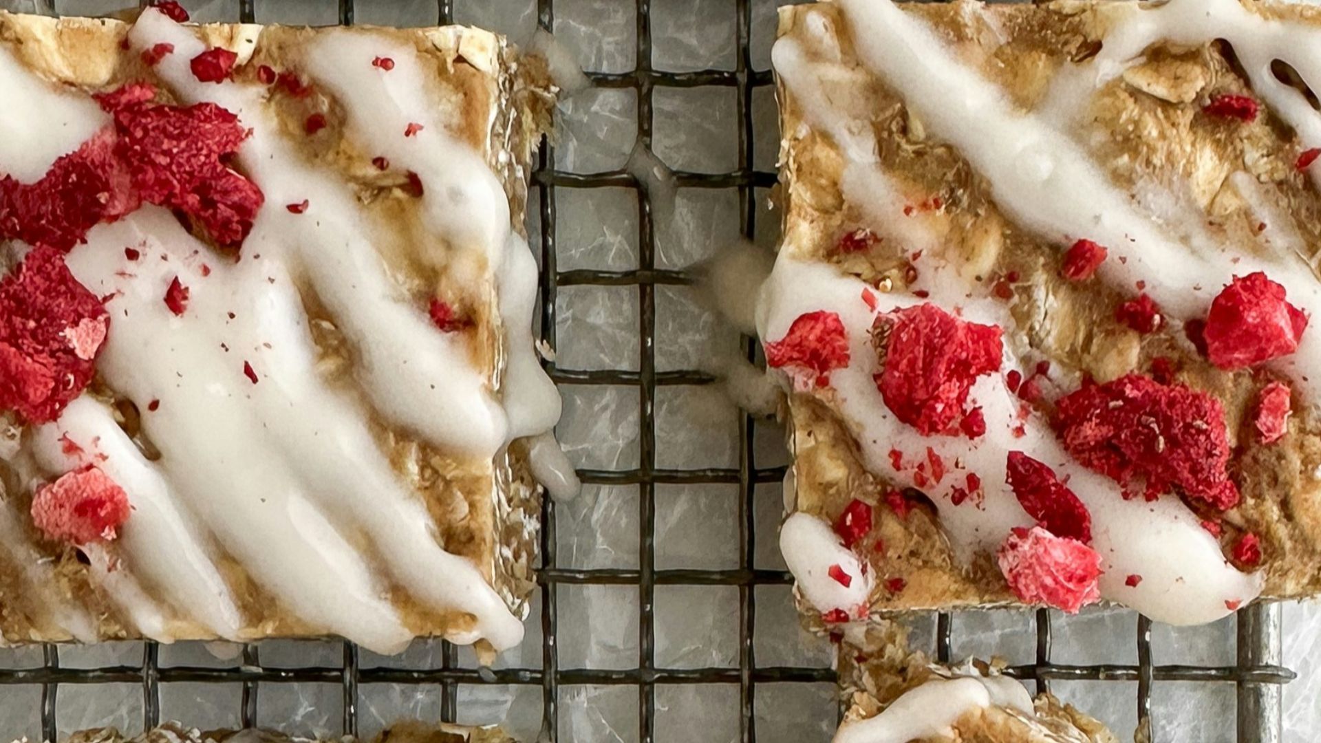 11. Barres aux framboises et aux amandes cuites sur une plaque de cuisson