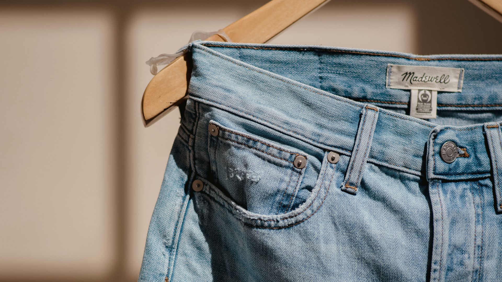 3. Des jeans ultra-moulants sur des jambes musclées