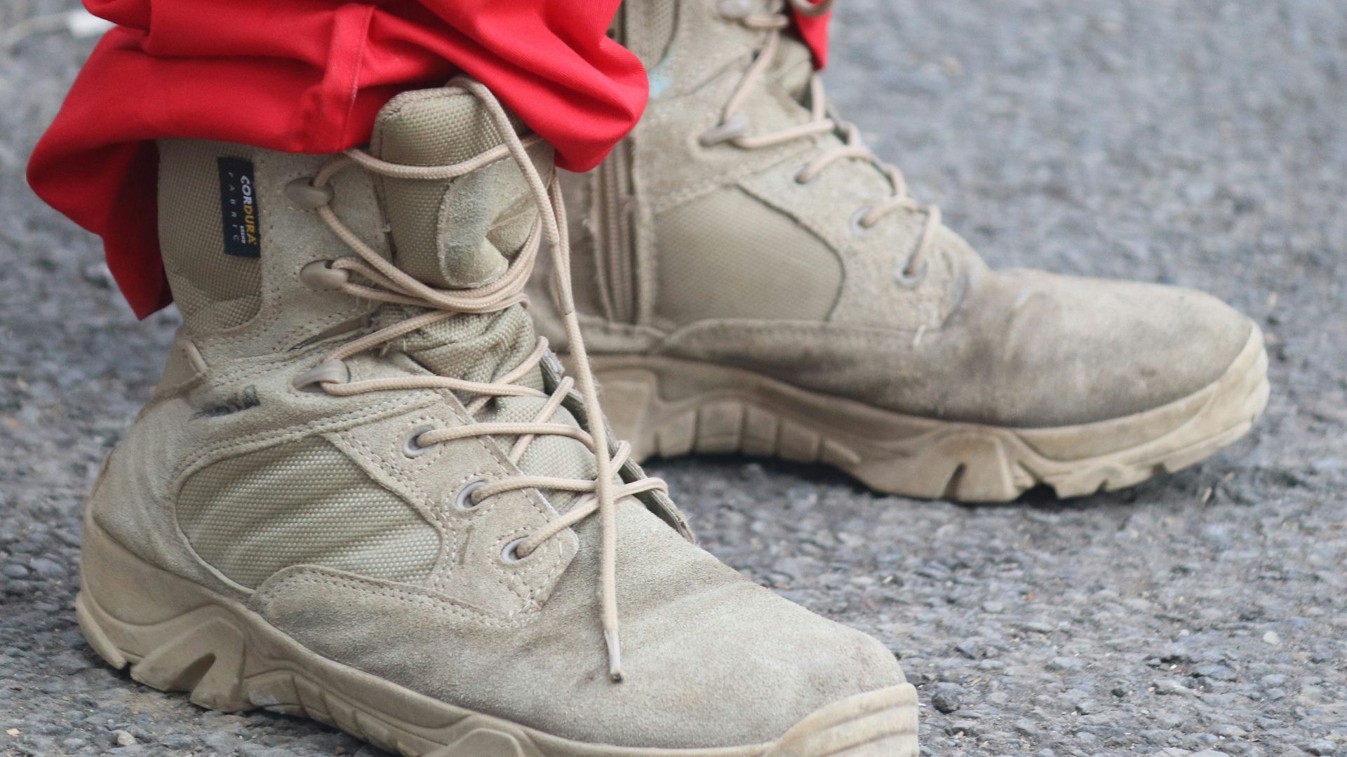 18. Porter des bottes tactiques lourdes en public