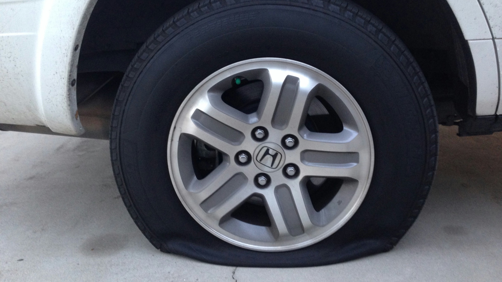 3. Pneus à plat ou endommagés