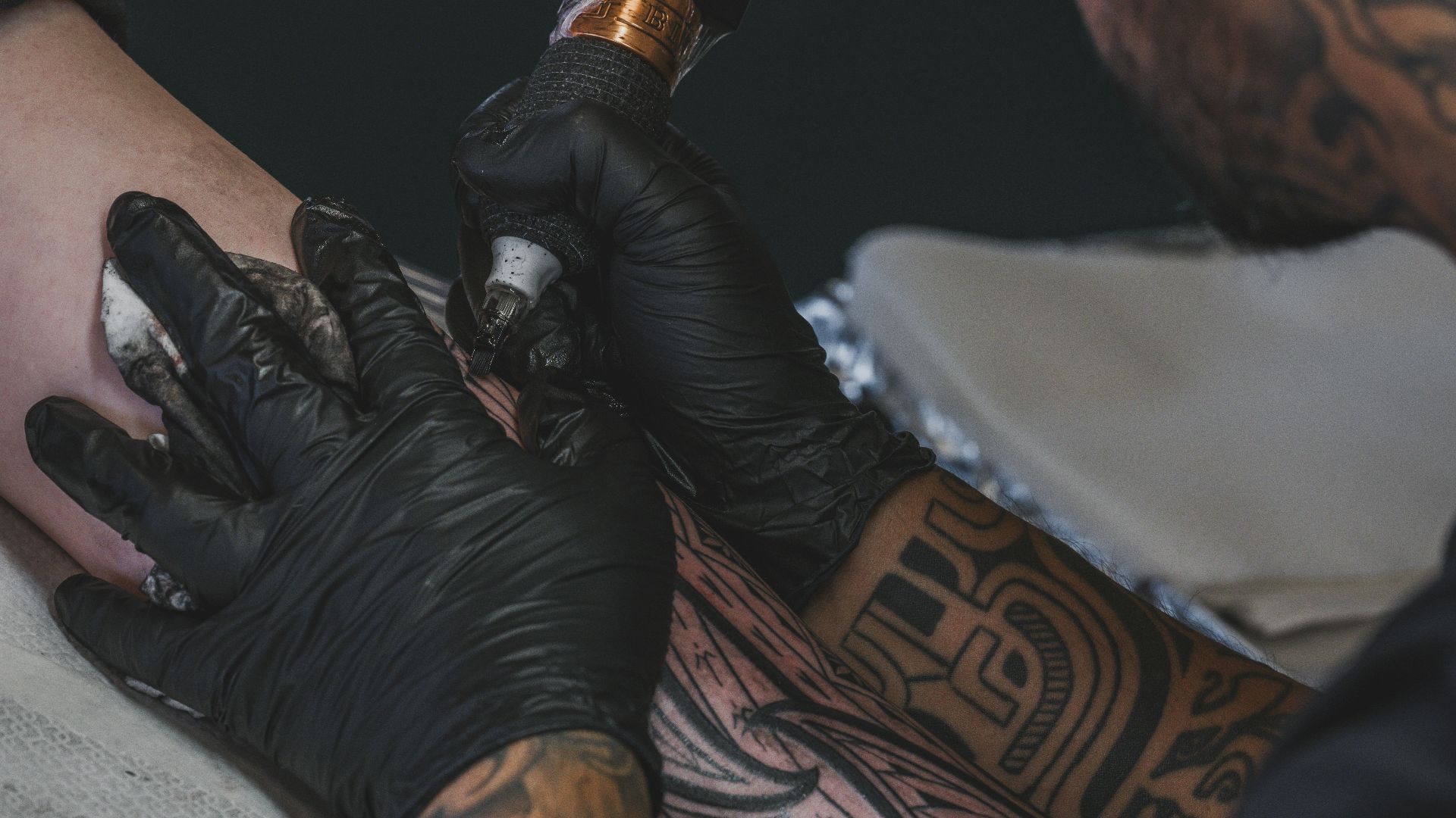 18. Encre blanche sur des teints foncés