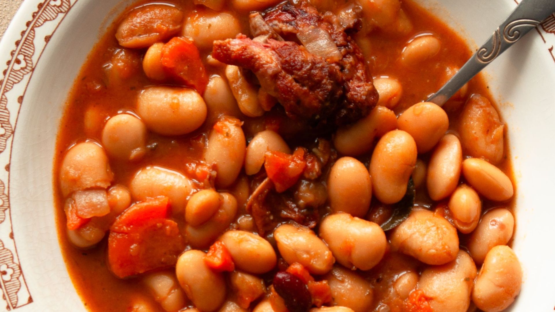15. Bol de saucisses et haricots blancs